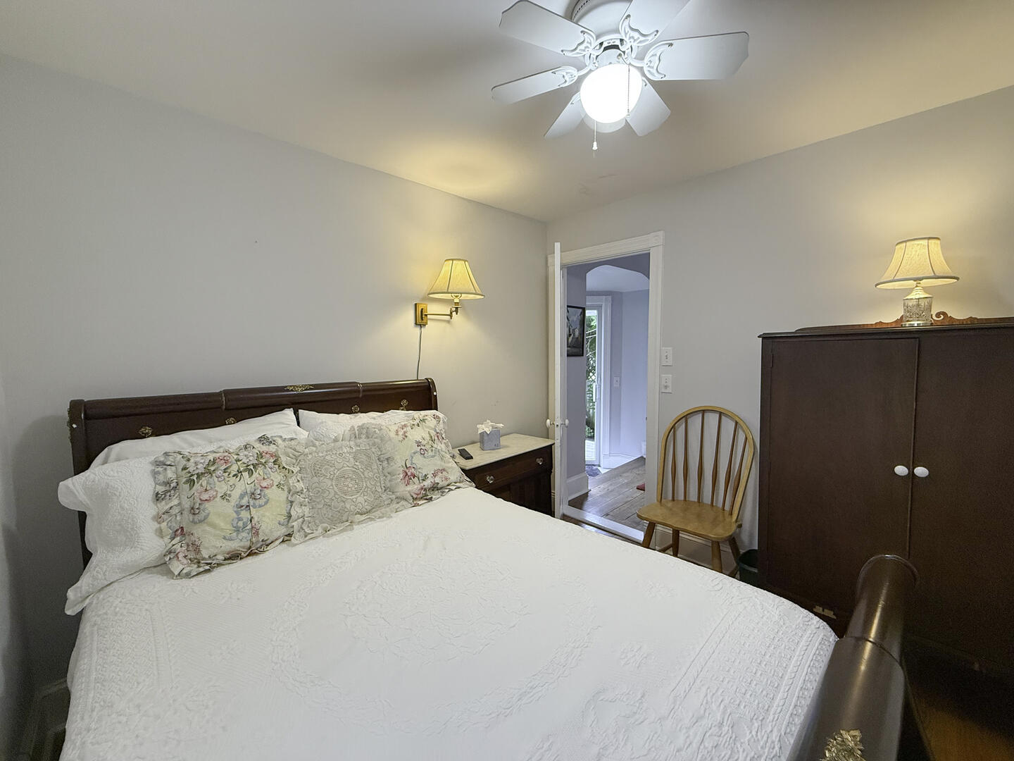 BR1 Queen with Adjoining/Hall Bath, First Floor