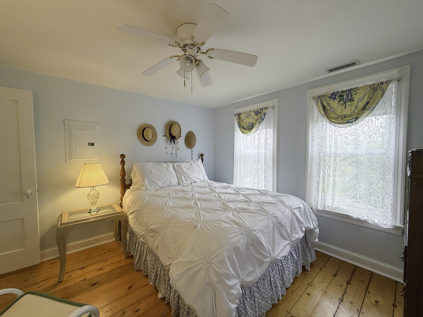 BR3 Queen, Second Floor