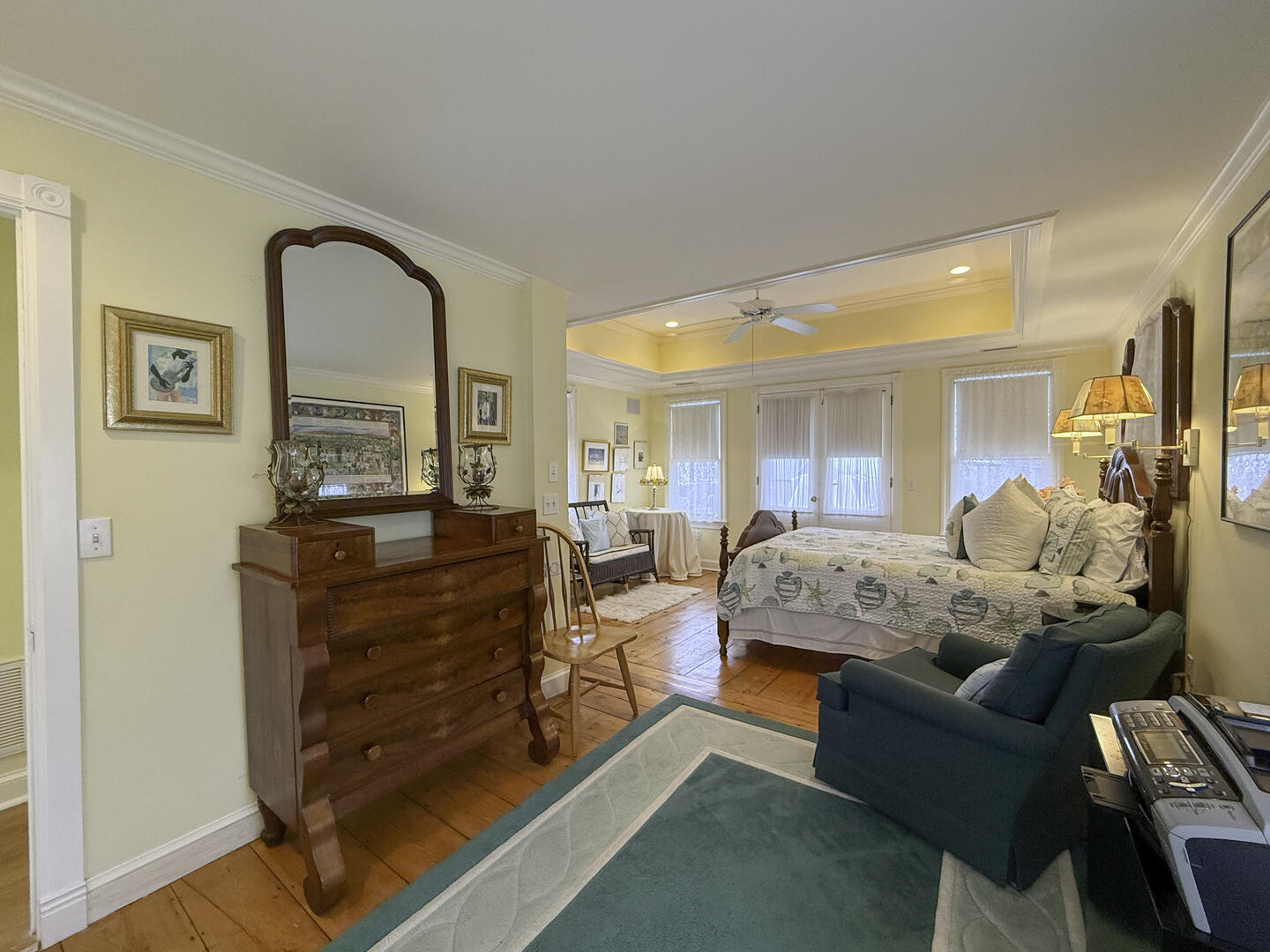 BR2 Queen with Adjoining/Hall Bath, Second Floor