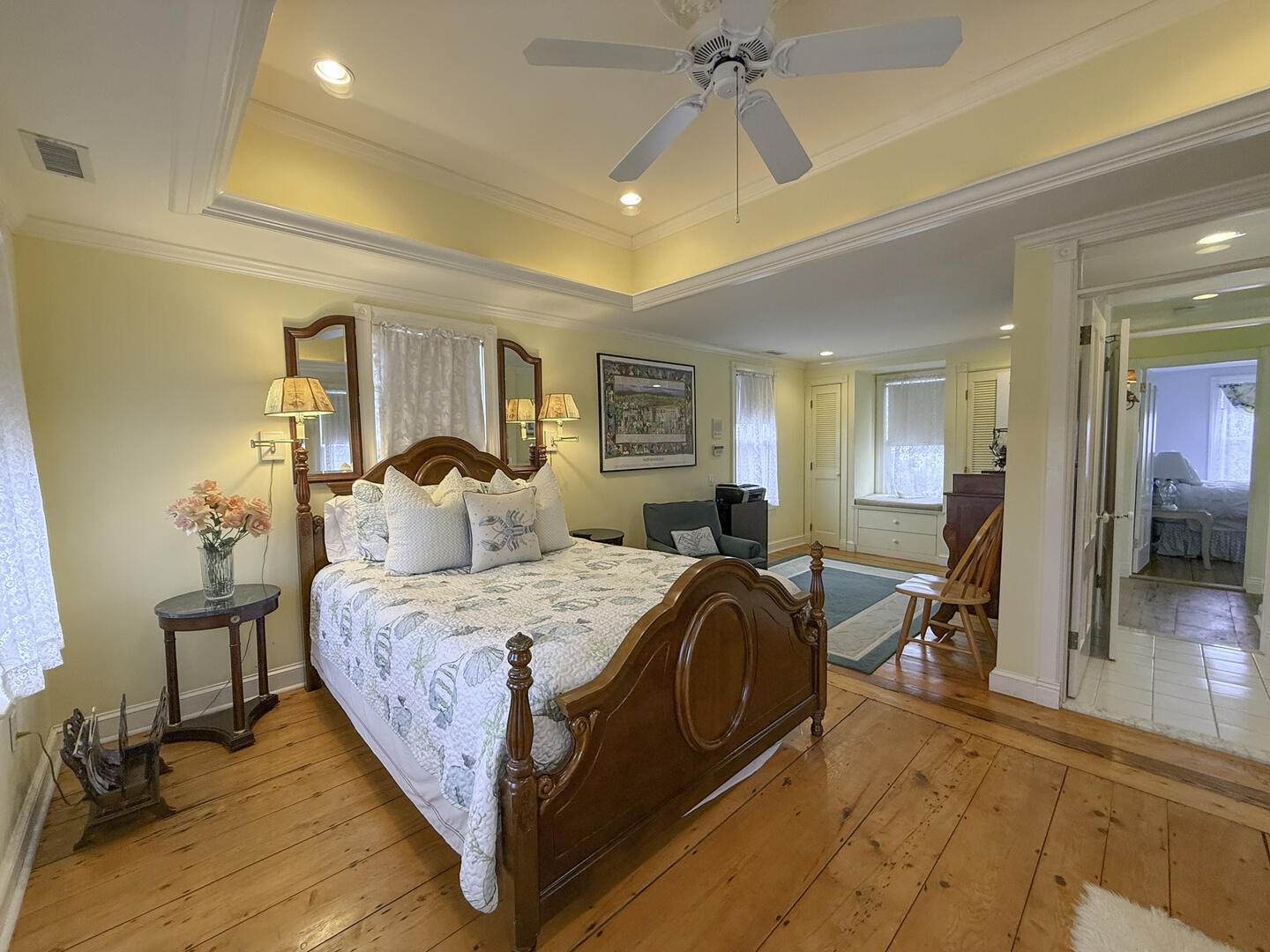 BR2 Queen with Adjoining/Hall Bath, Second Floor