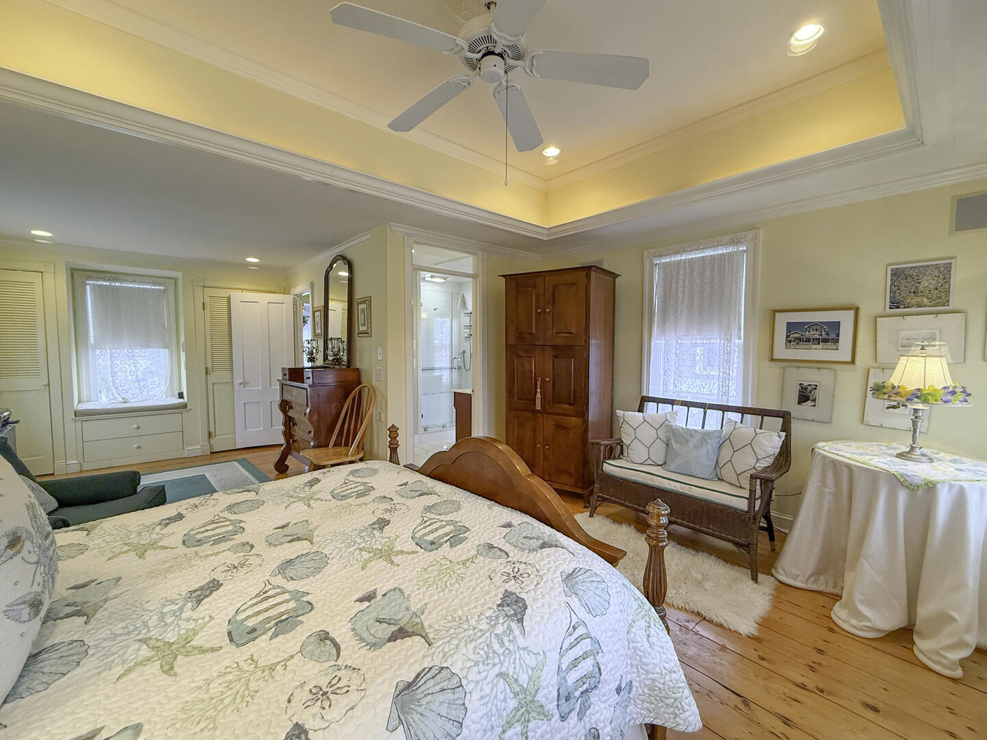 BR2 Queen with Adjoining/Hall Bath, Second Floor