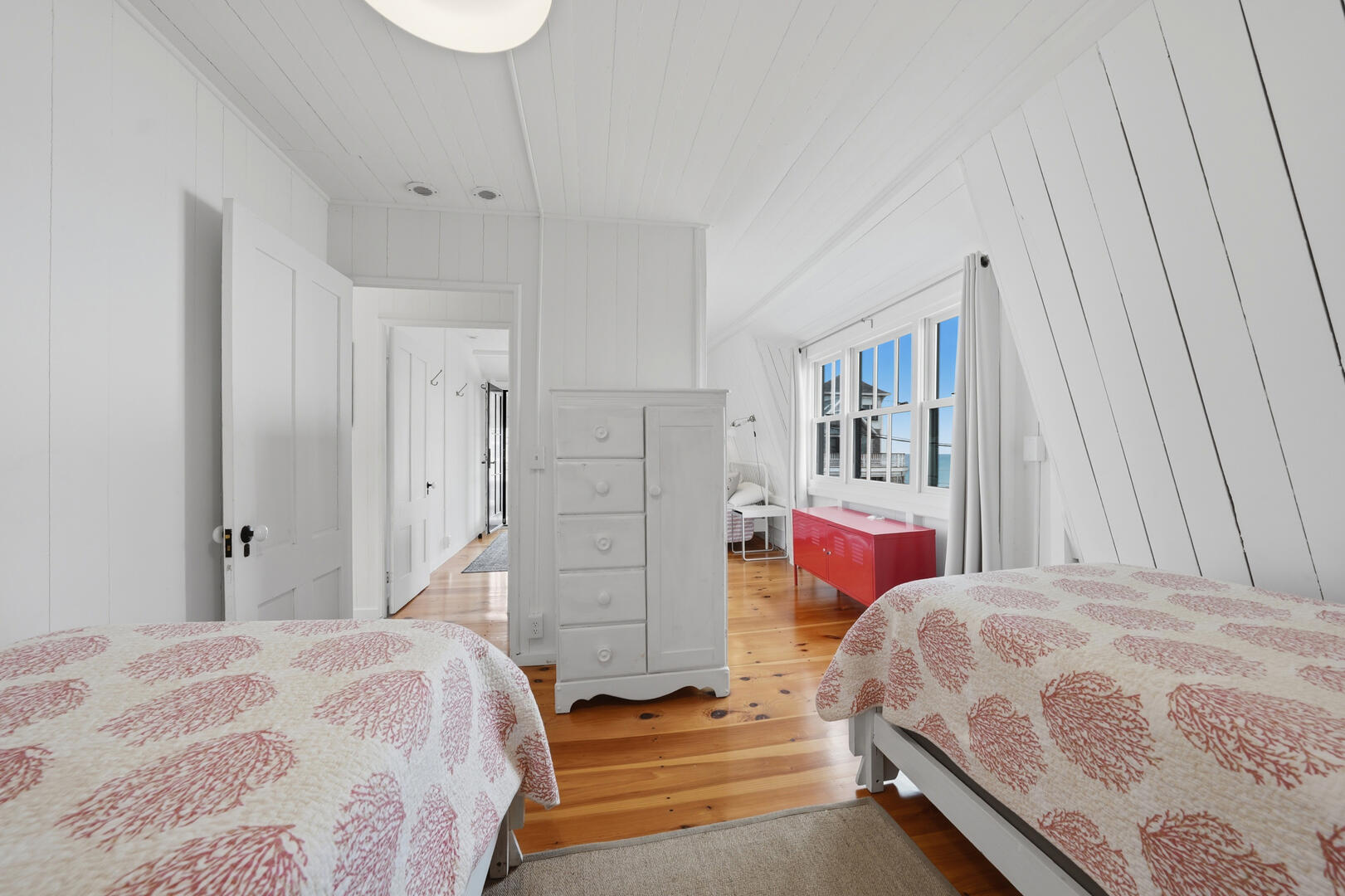 BR3 Queen & (2) Twin Beds, Second Floor