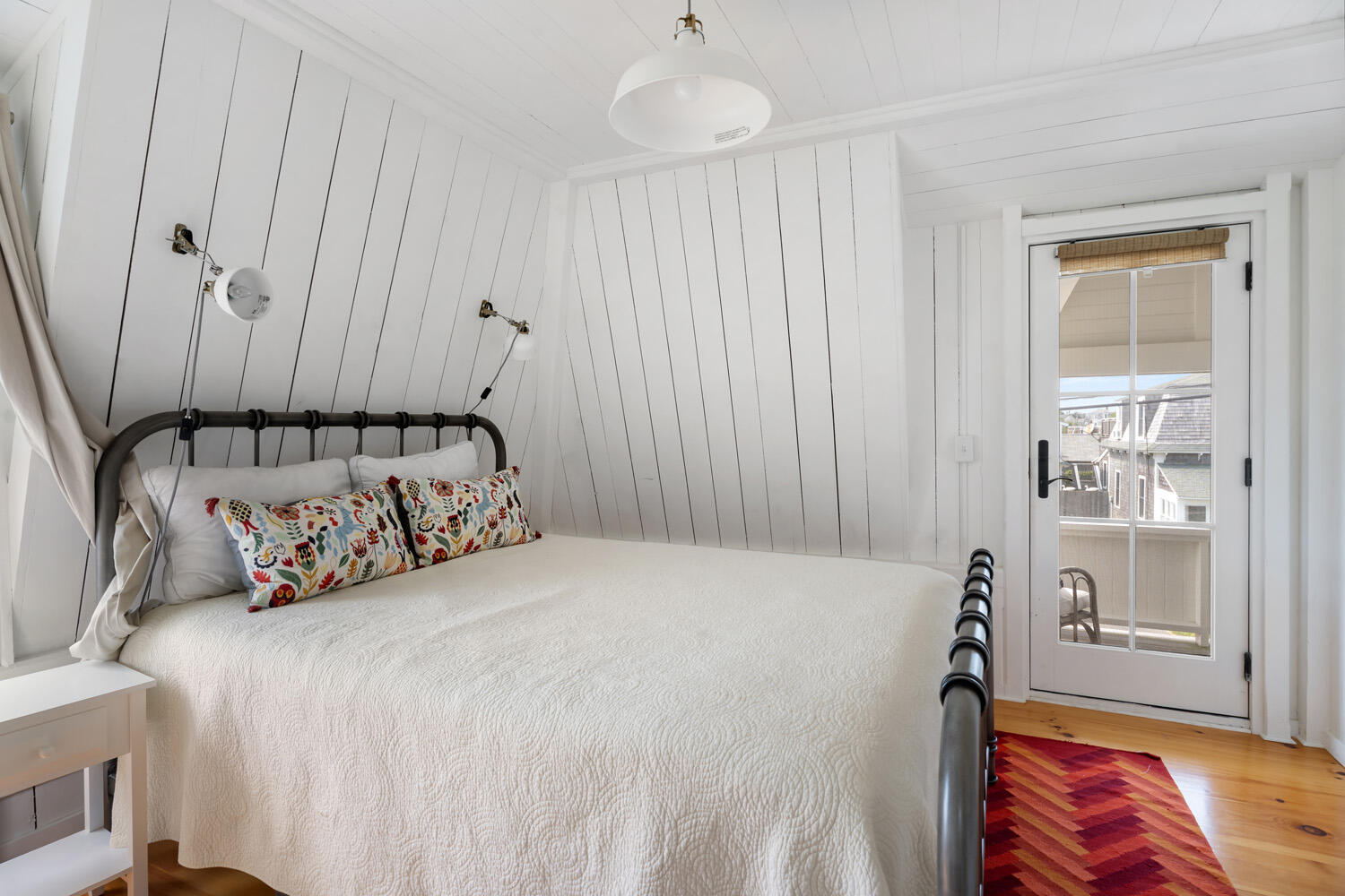 BR2 Queen, Second Floor