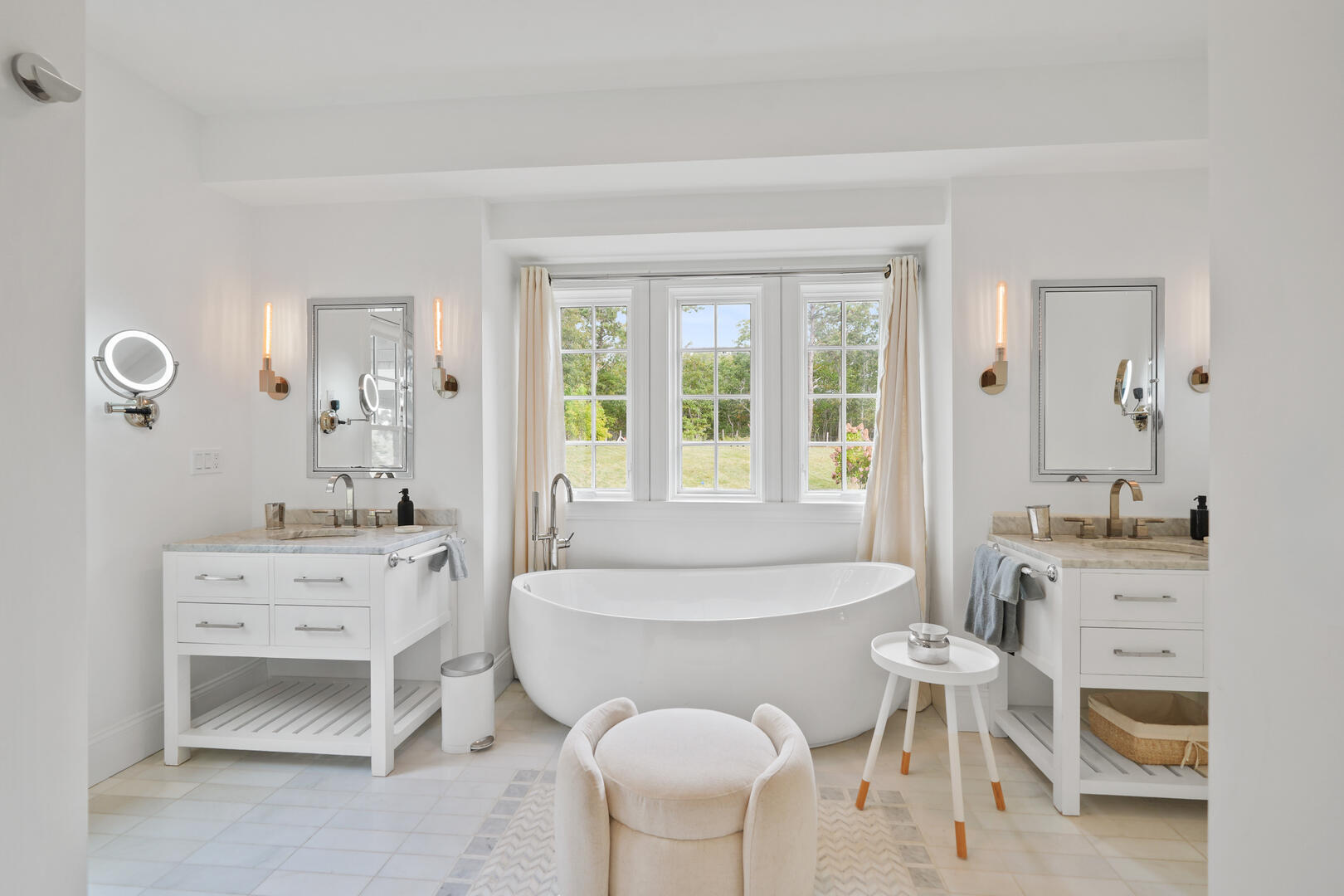 BR1 King En Suite with Shower and Soaking Tub, First Floor