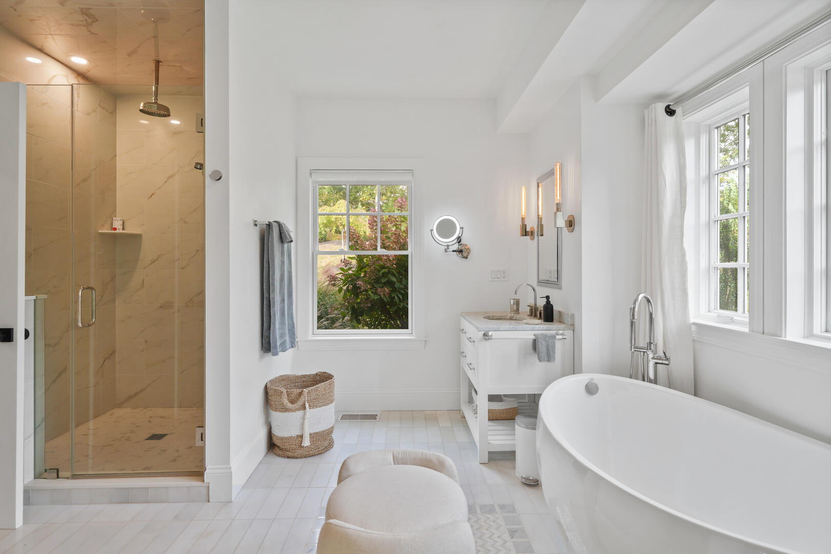 BR1 King En Suite with Shower and Soaking Tub, First Floor