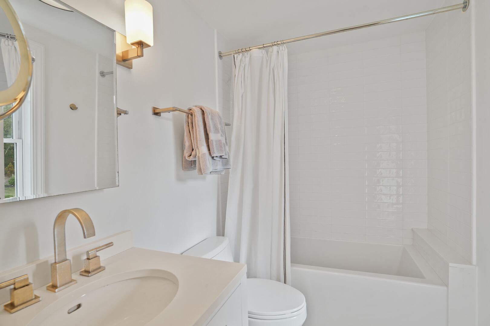 BR2 Queen En Suite with Shower Tub Combo, Second Floor