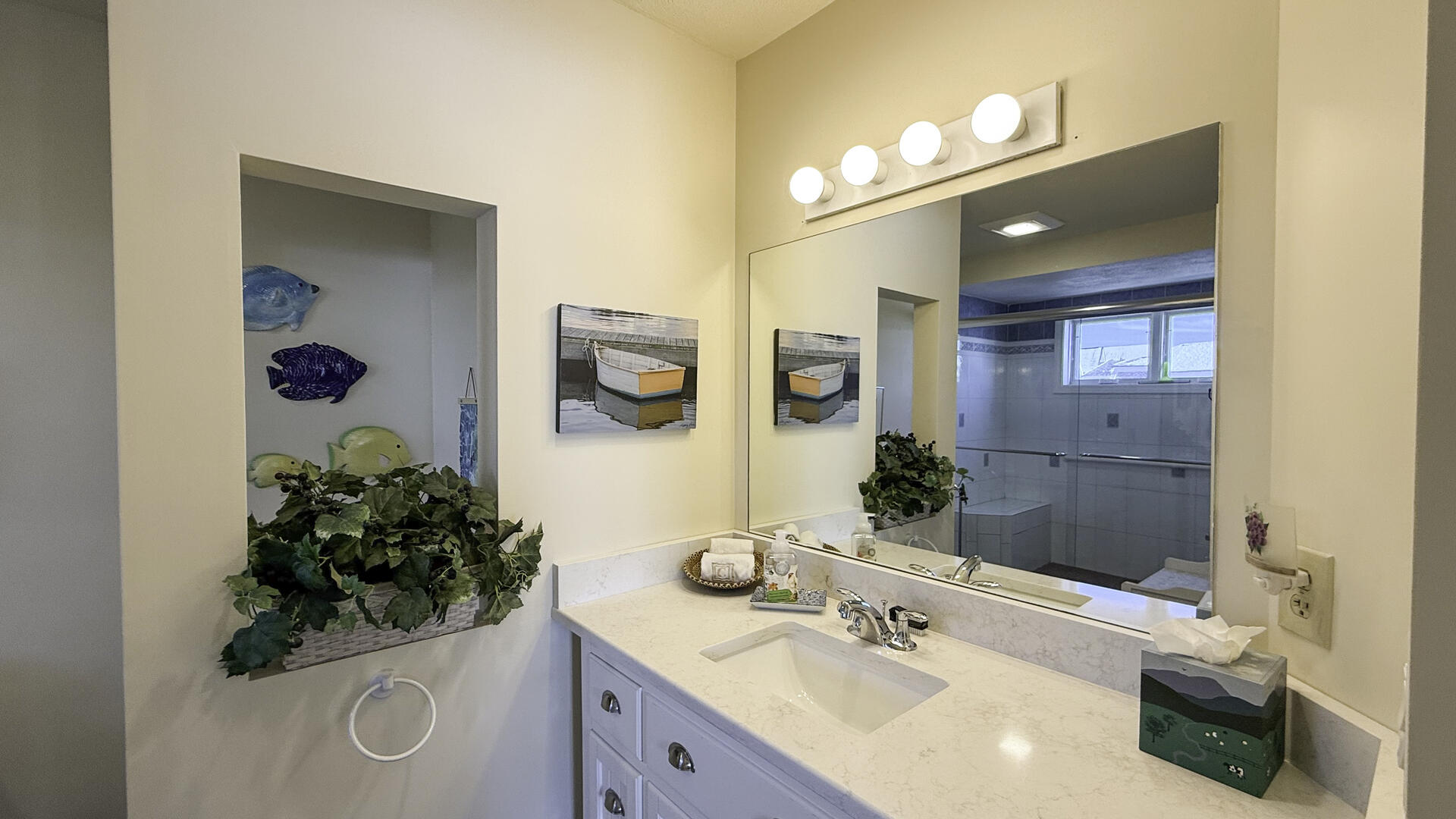 BR1 Queen En Suite with Shower Stall