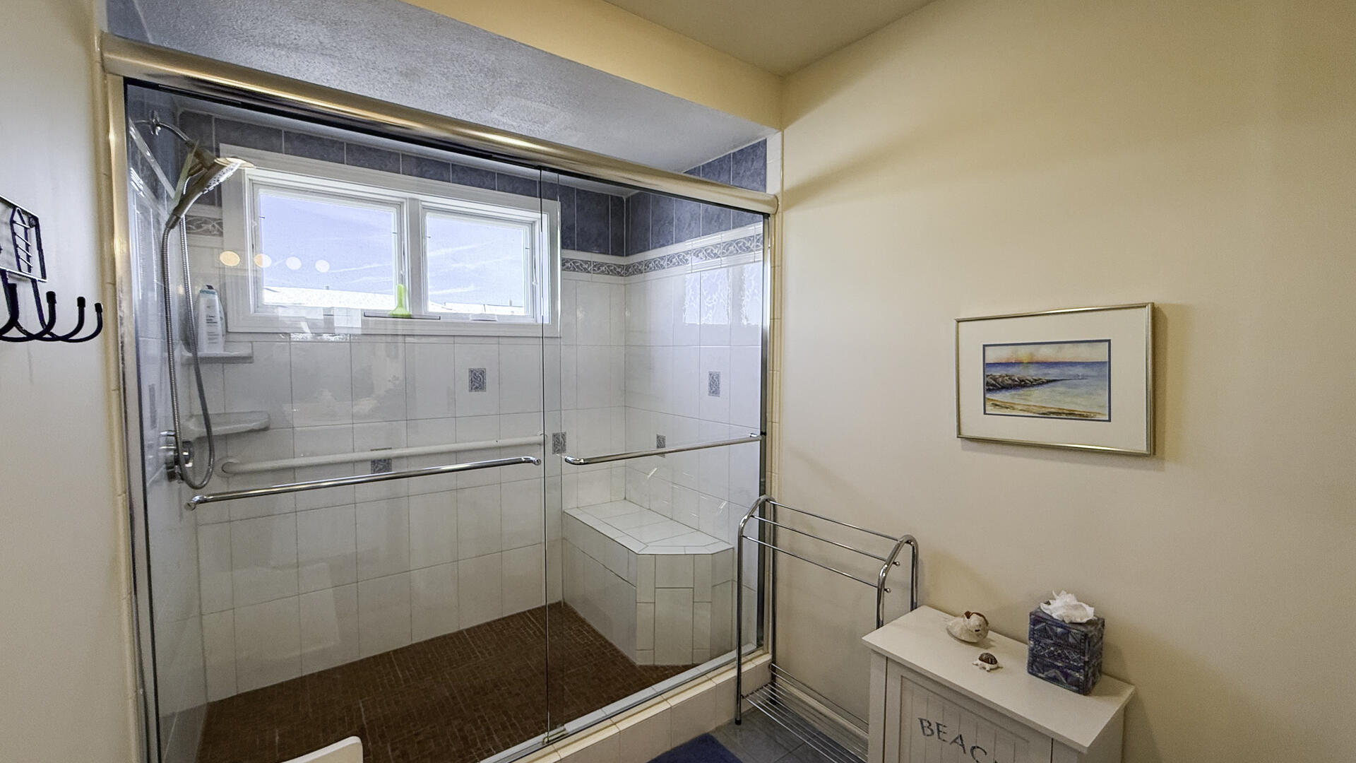 BR1 Queen En Suite with Shower Stall