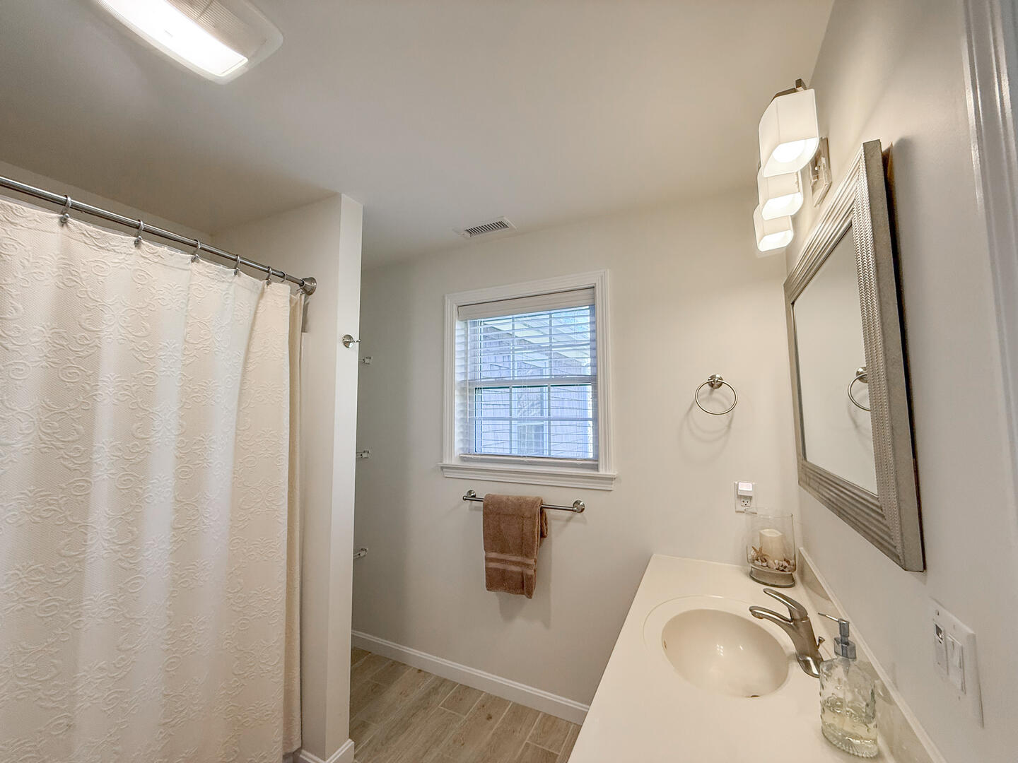 BR1 Queen En Suite with a Shower Tub Combo, Second Floor