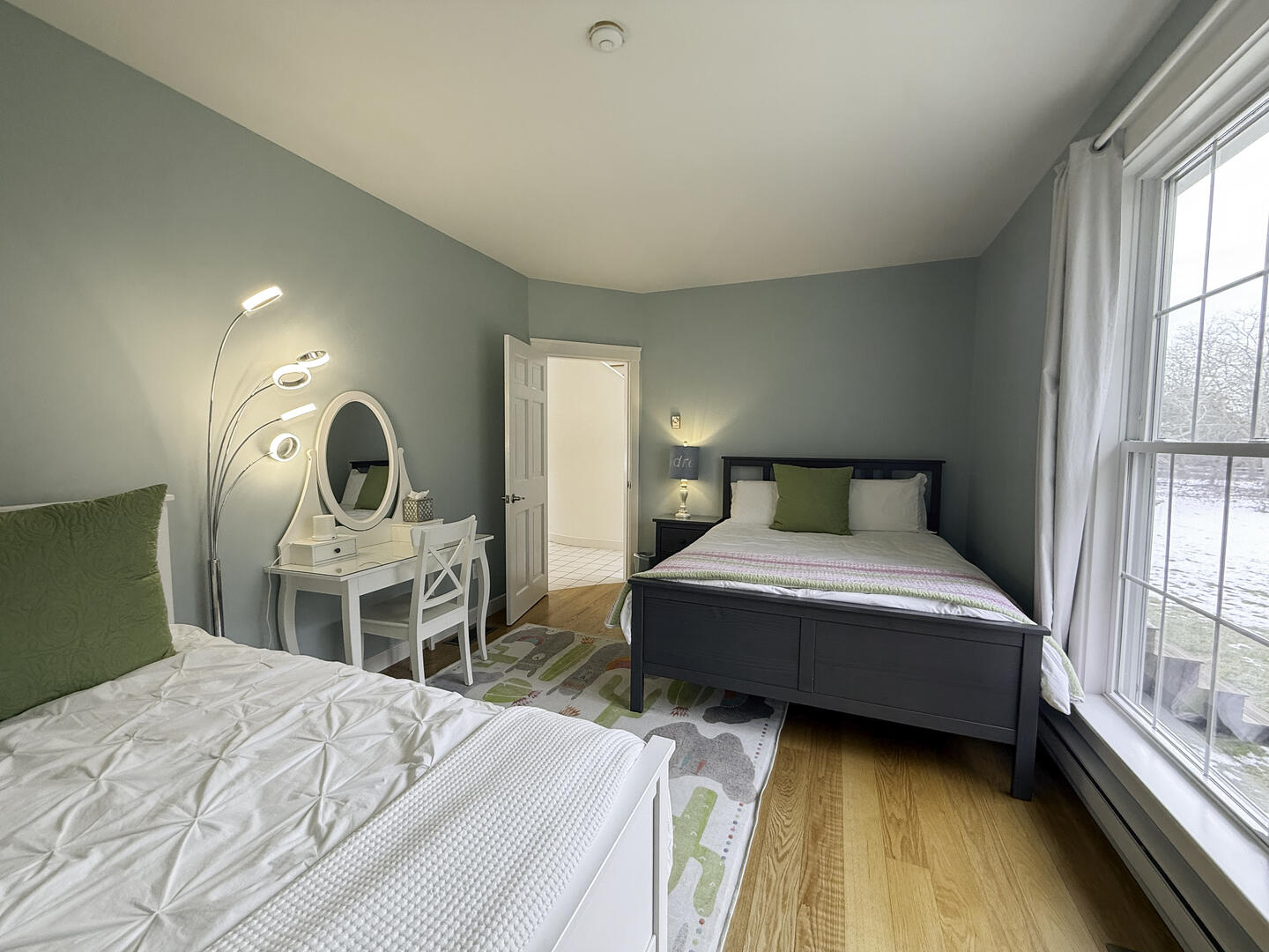 BR4 Queen, First Floor