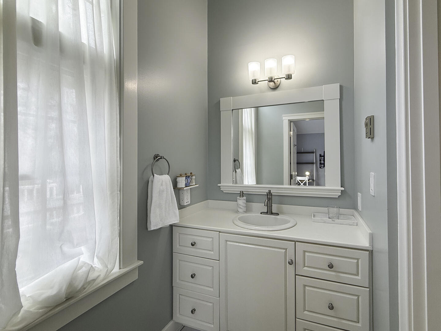 BR1 King En Suite with Shower Tub Combo, Second Floor