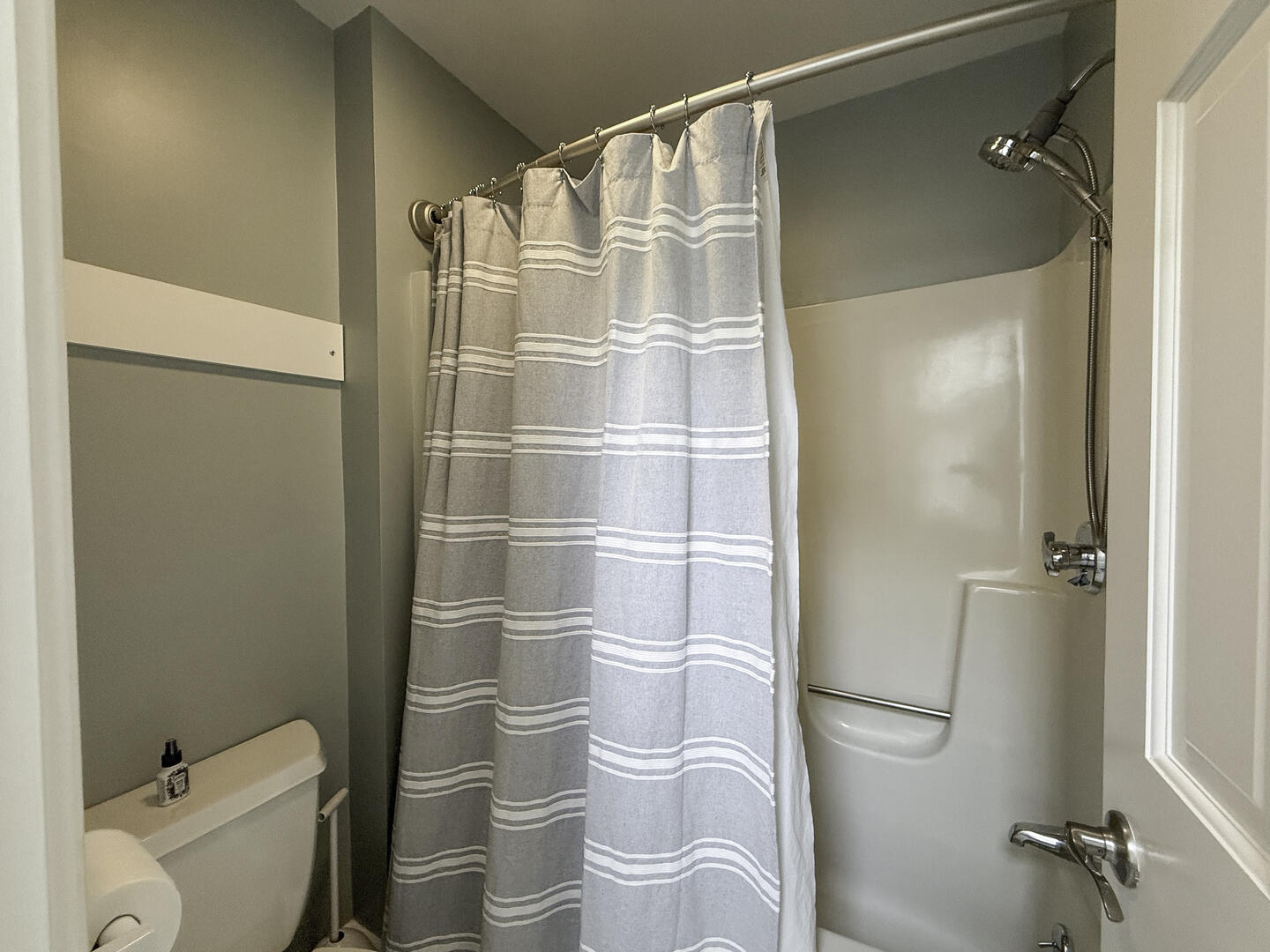 BR1 King En Suite with Shower Tub Combo, Second Floor