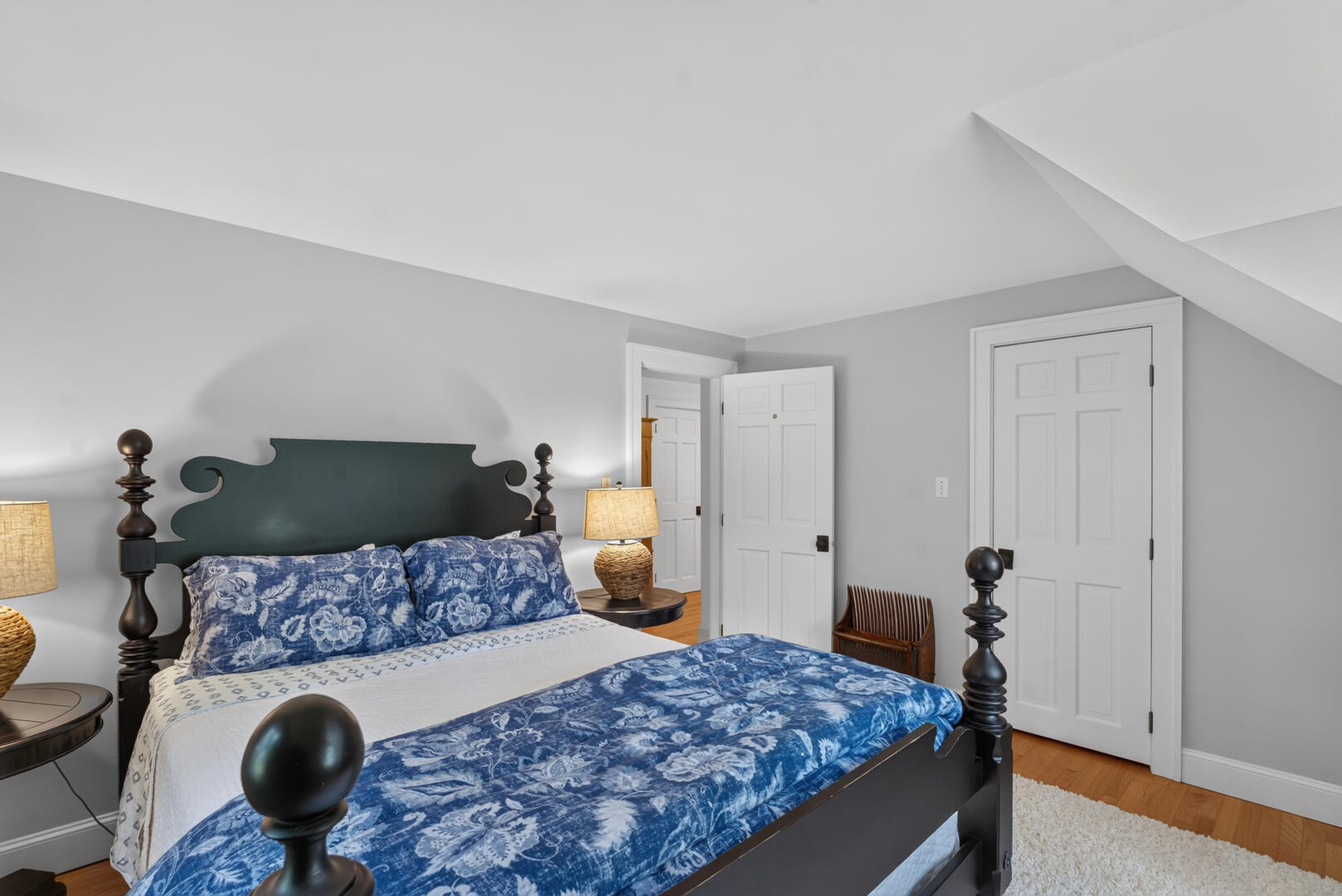 BR3 Queen, Second Floor