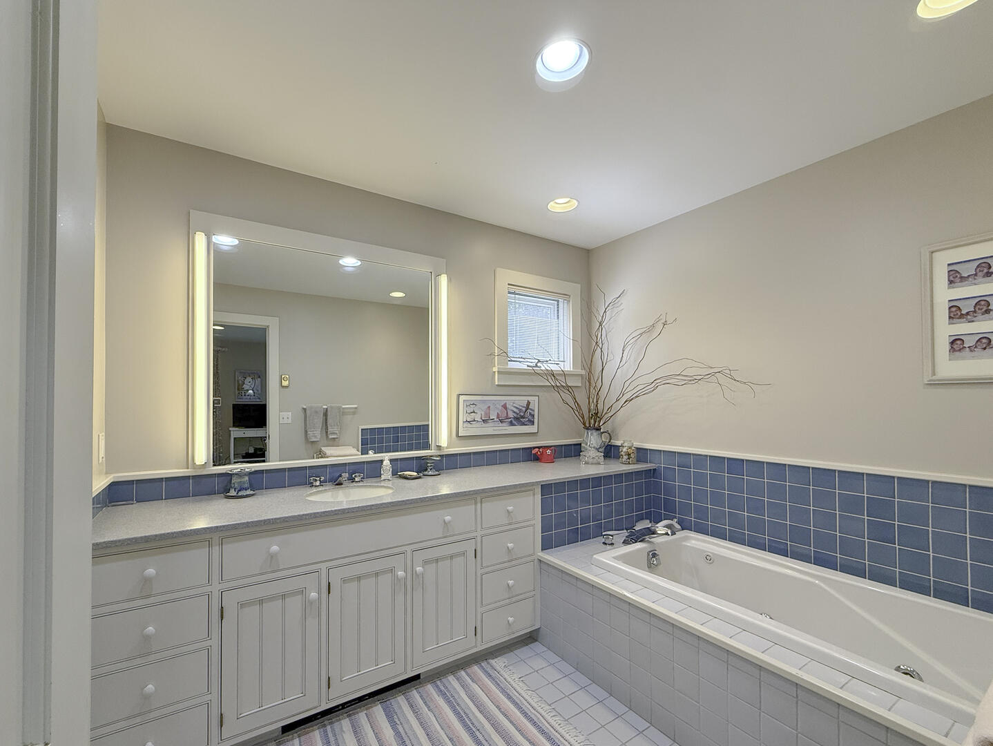 BR1 King En Suite with Shower Stall and Tub, First Floor