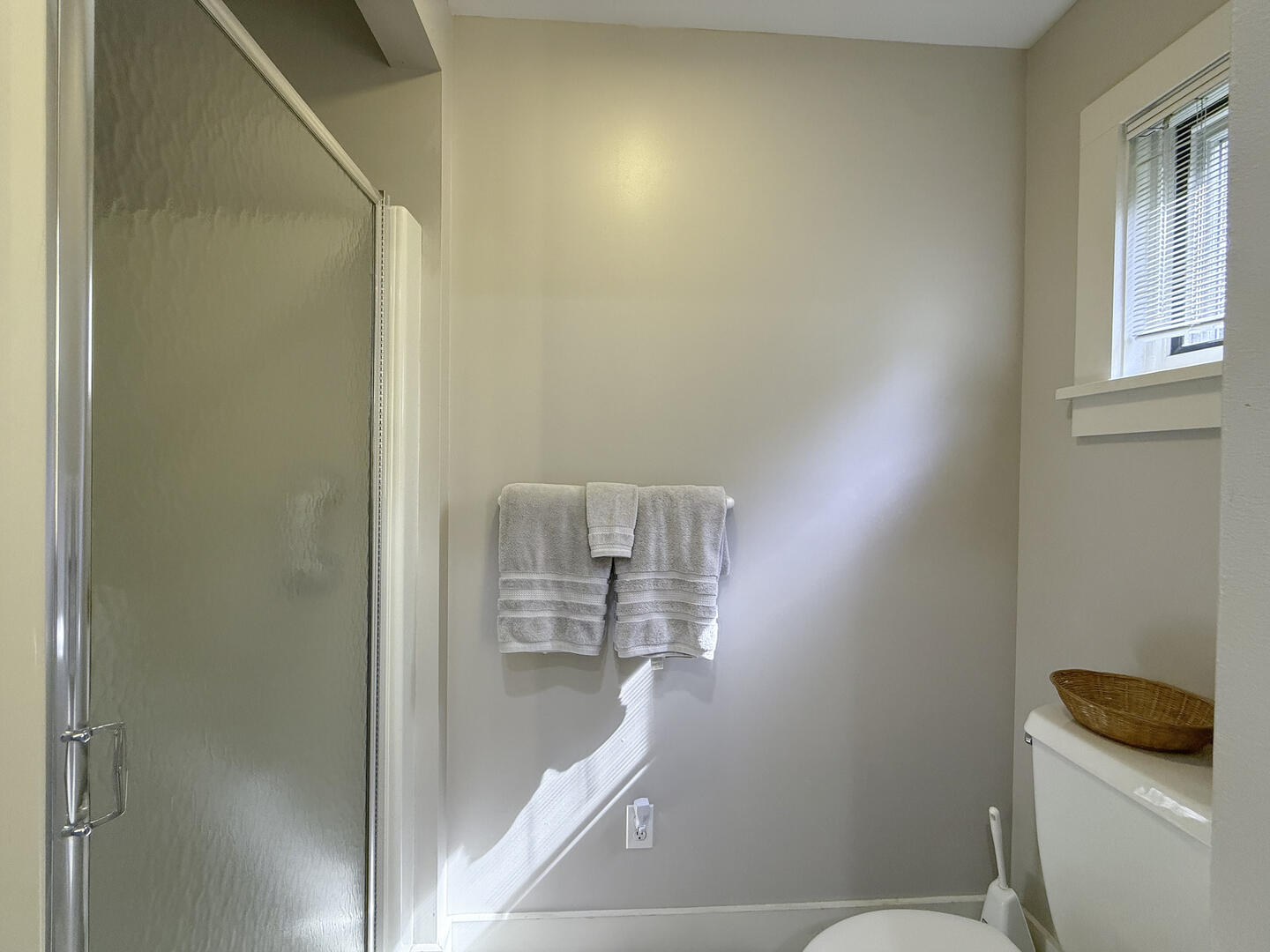 BR1 King En Suite with Shower Stall and Tub, First Floor