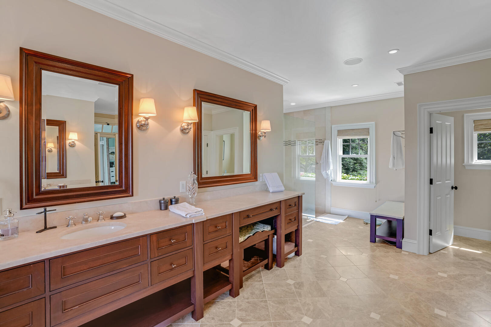 BR1 King En Suite with Shower Stall 