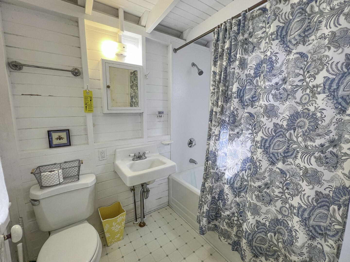 BR1 King En Suite with Tub Shower Combo, First Floor