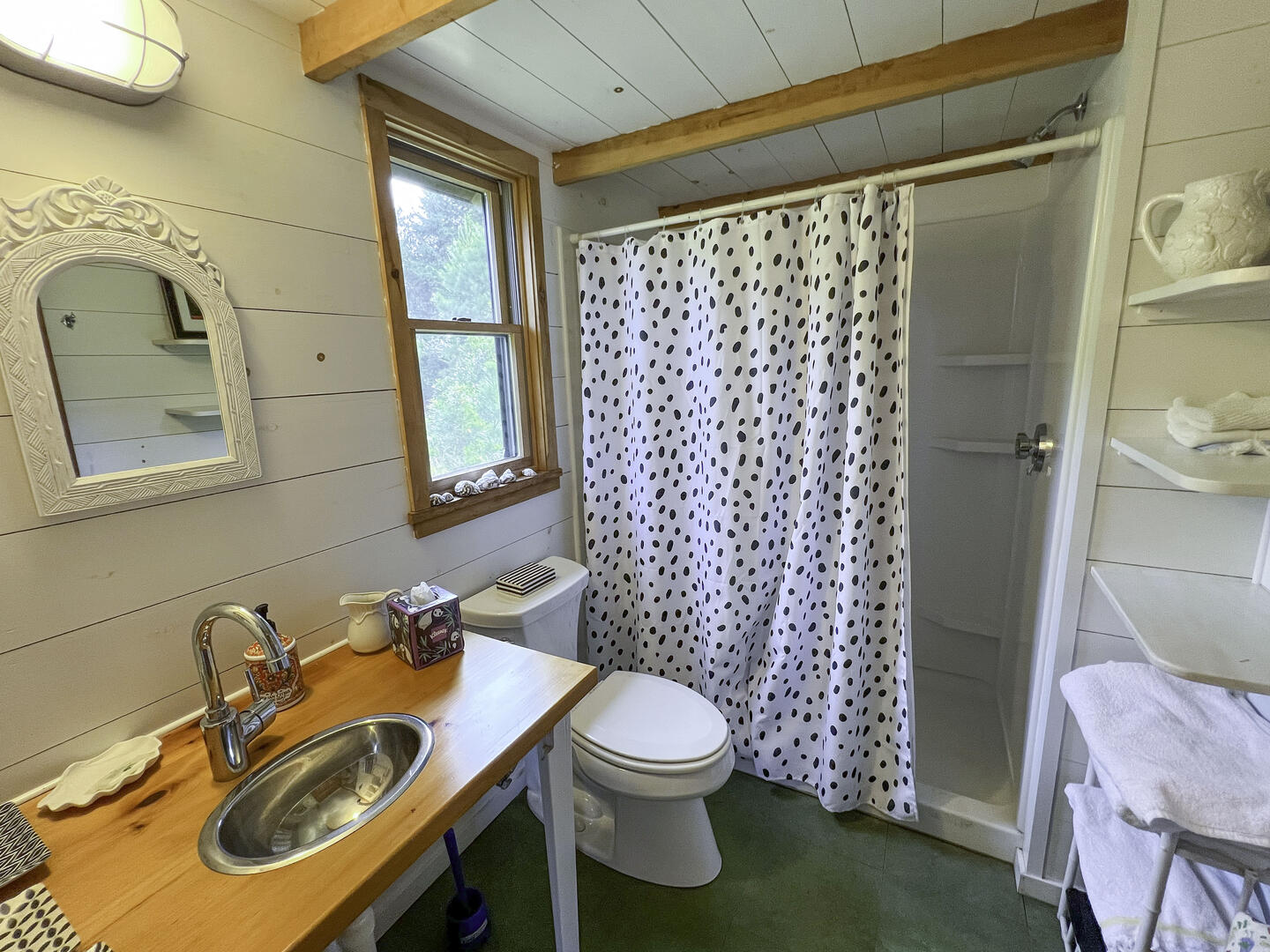 BR6 Queen En Suite with Shower Stall, First Floor Guest House