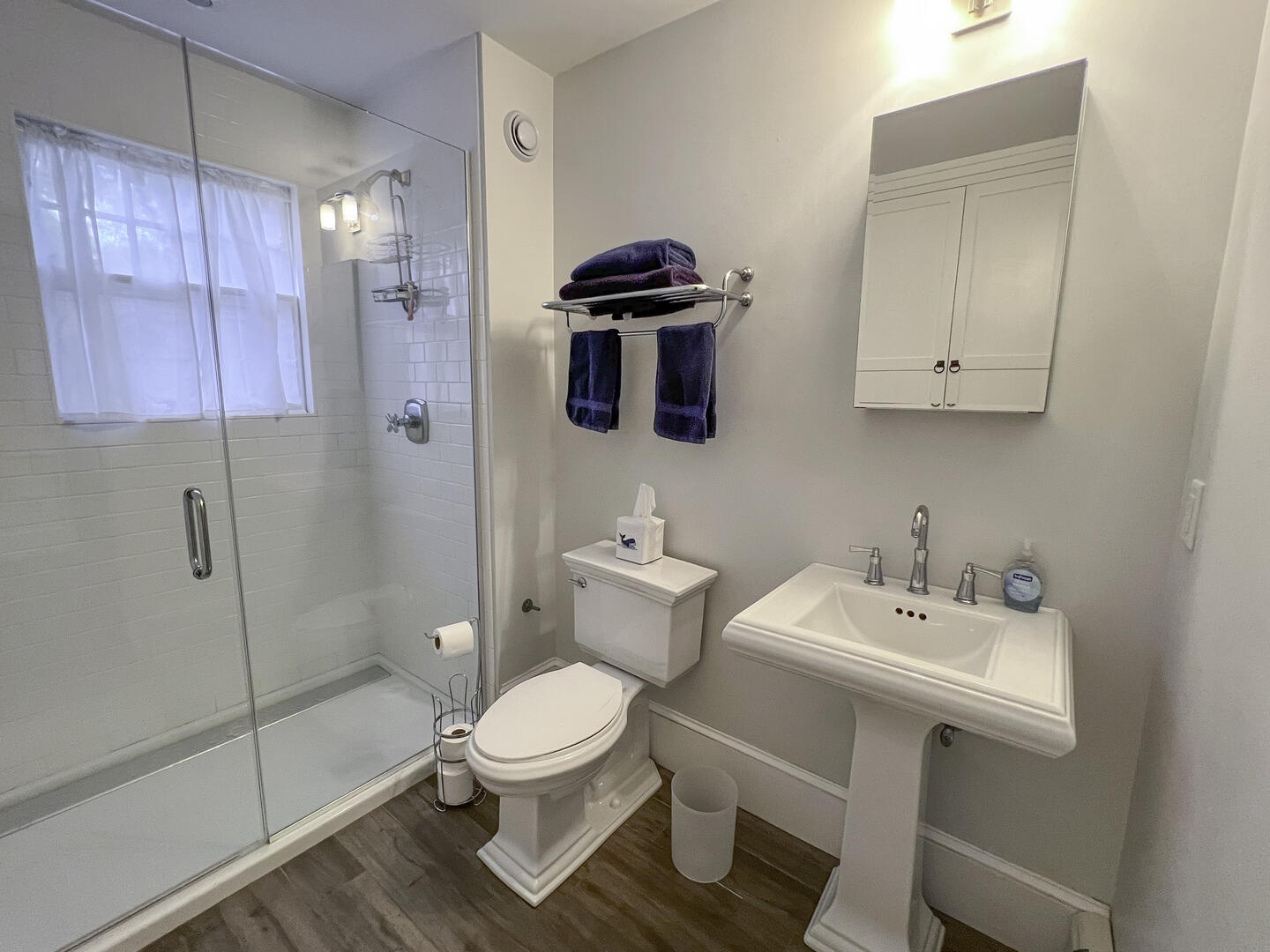 BR1 King En Suite with Shower Stall, First Floor