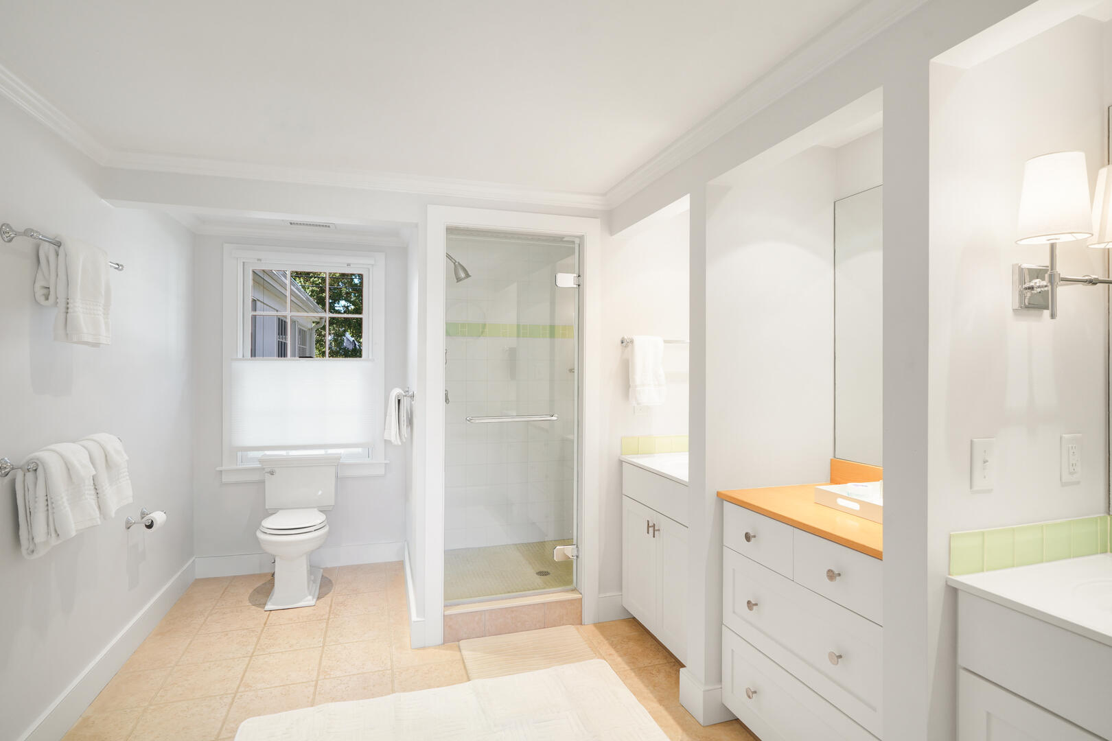 BR1 King En Suite with Shower Stall, First Floor