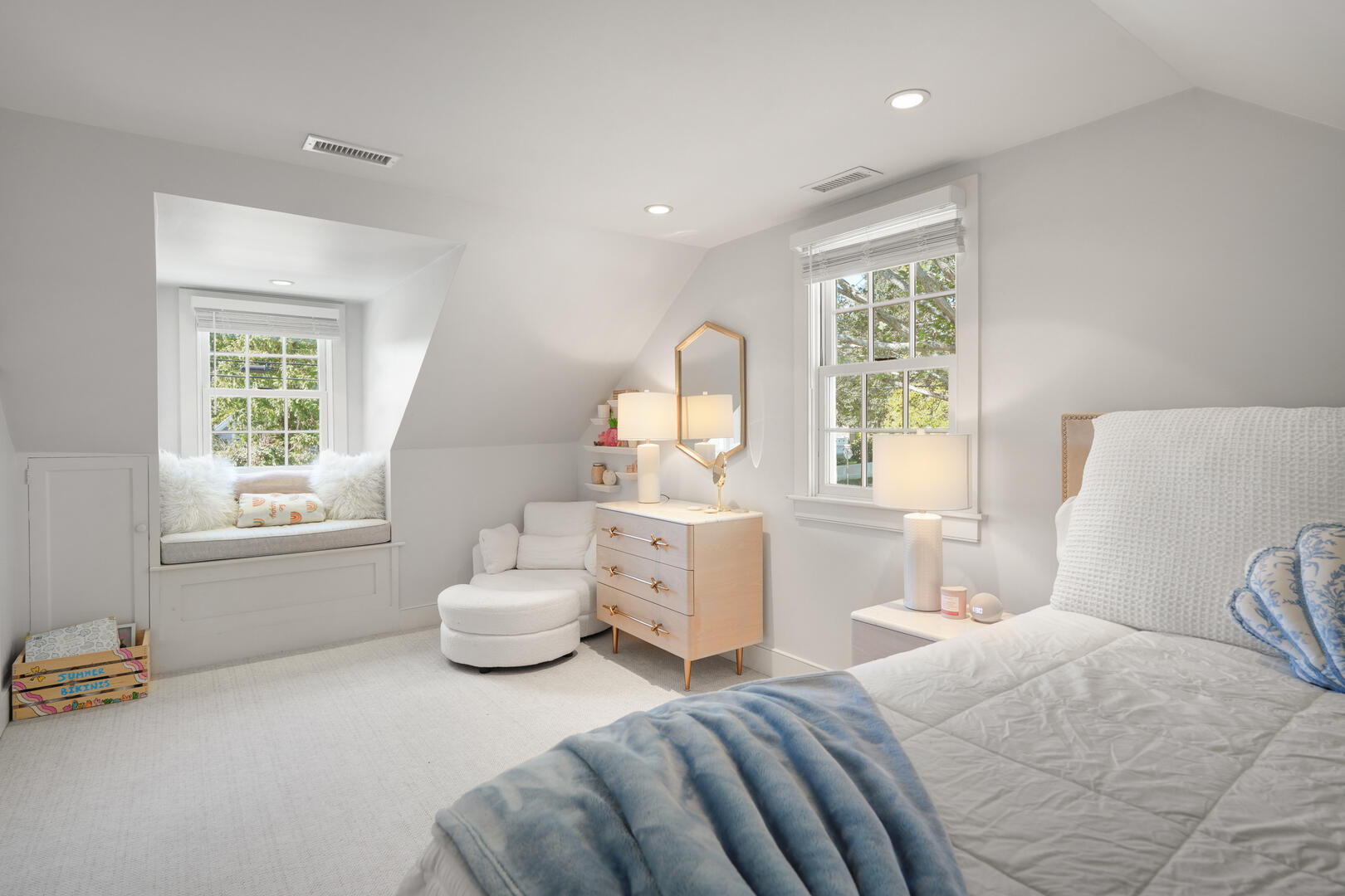 BR3 Queen with Adjoining Bath, Second Floor