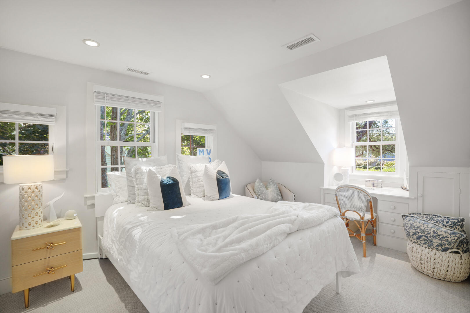 BR2 Queen with Adjoining Bath, Second Floor