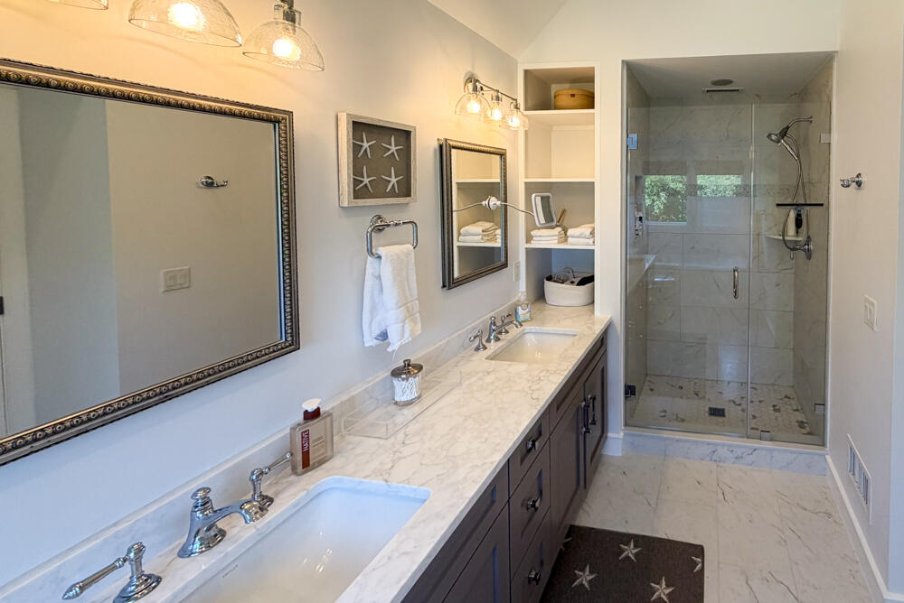 BR1 King En Suite with a Shower Stall and Tub, First Floor