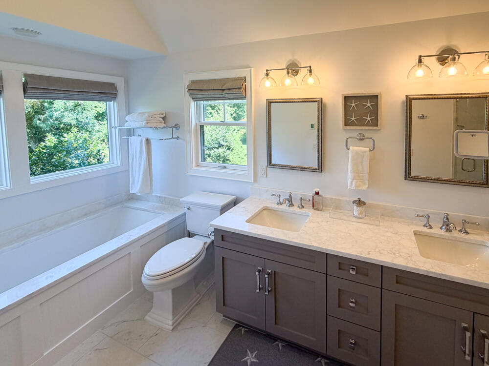 BR1 King En Suite with a Shower Stall and Tub, First Floor