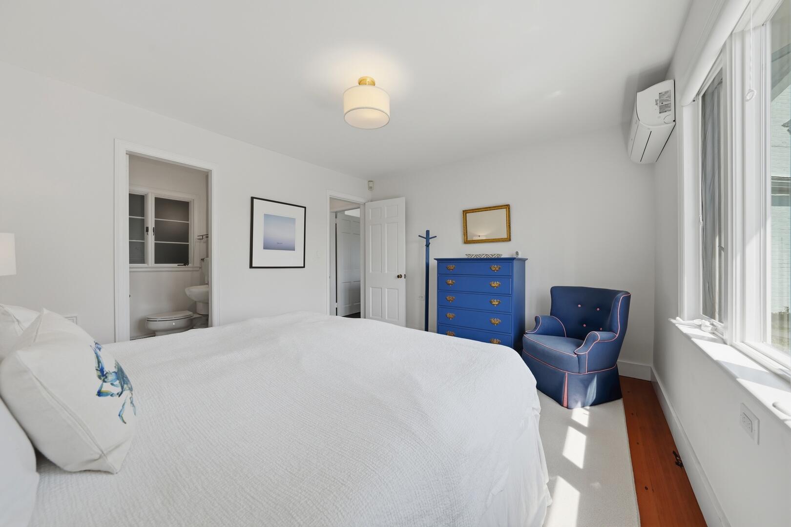 BR1 King (or two twins) En Suite, Main Level