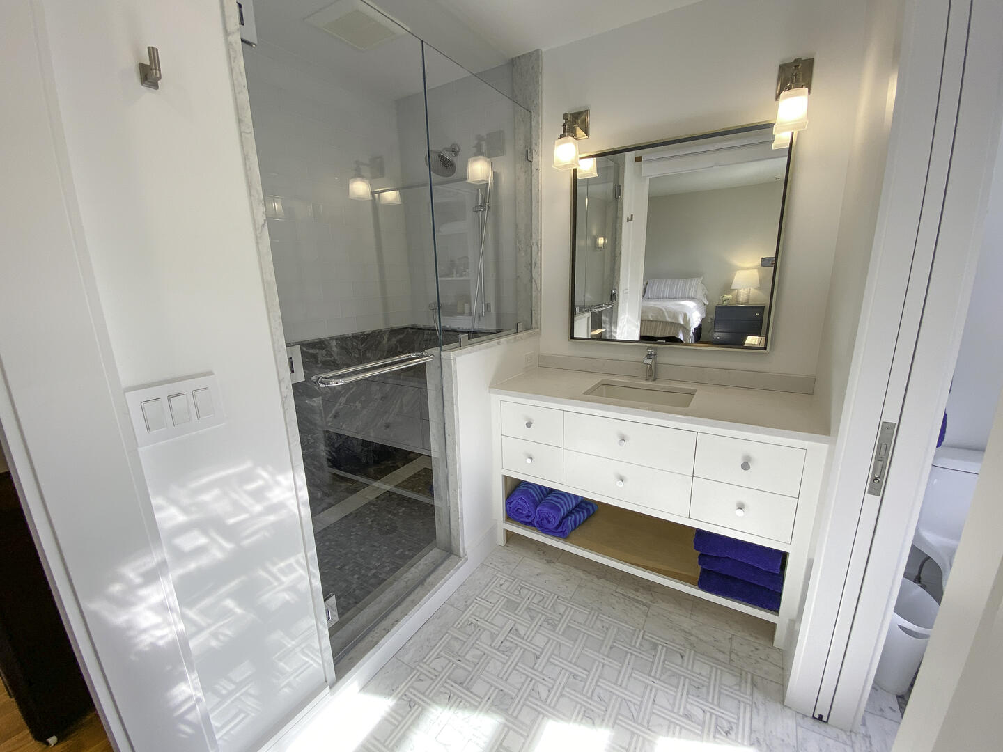 BR1 King En Suite with Shower Stall, First Floor