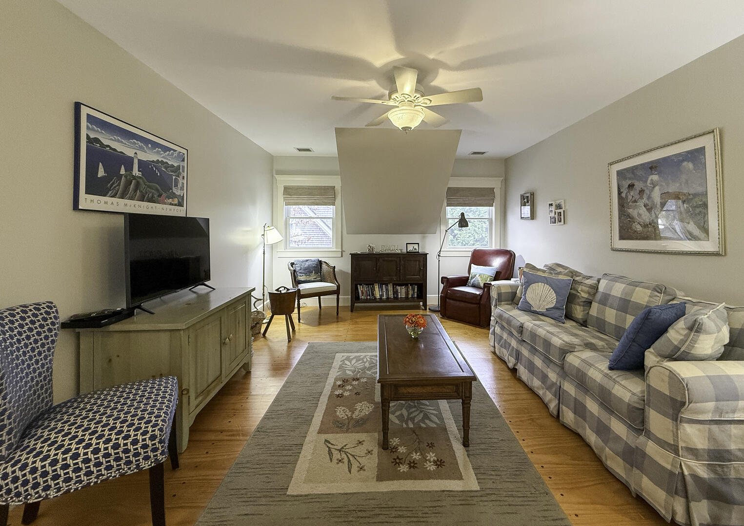 Sitting Area with a Queen Sofabed, Second Floor