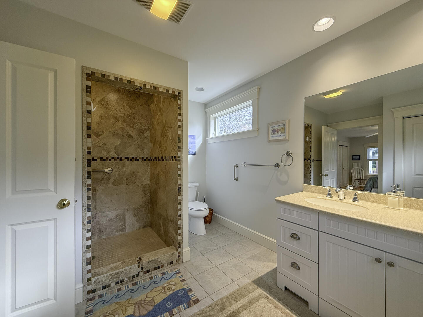 BR1 Queen En Suite with Shower Stall, First Floor