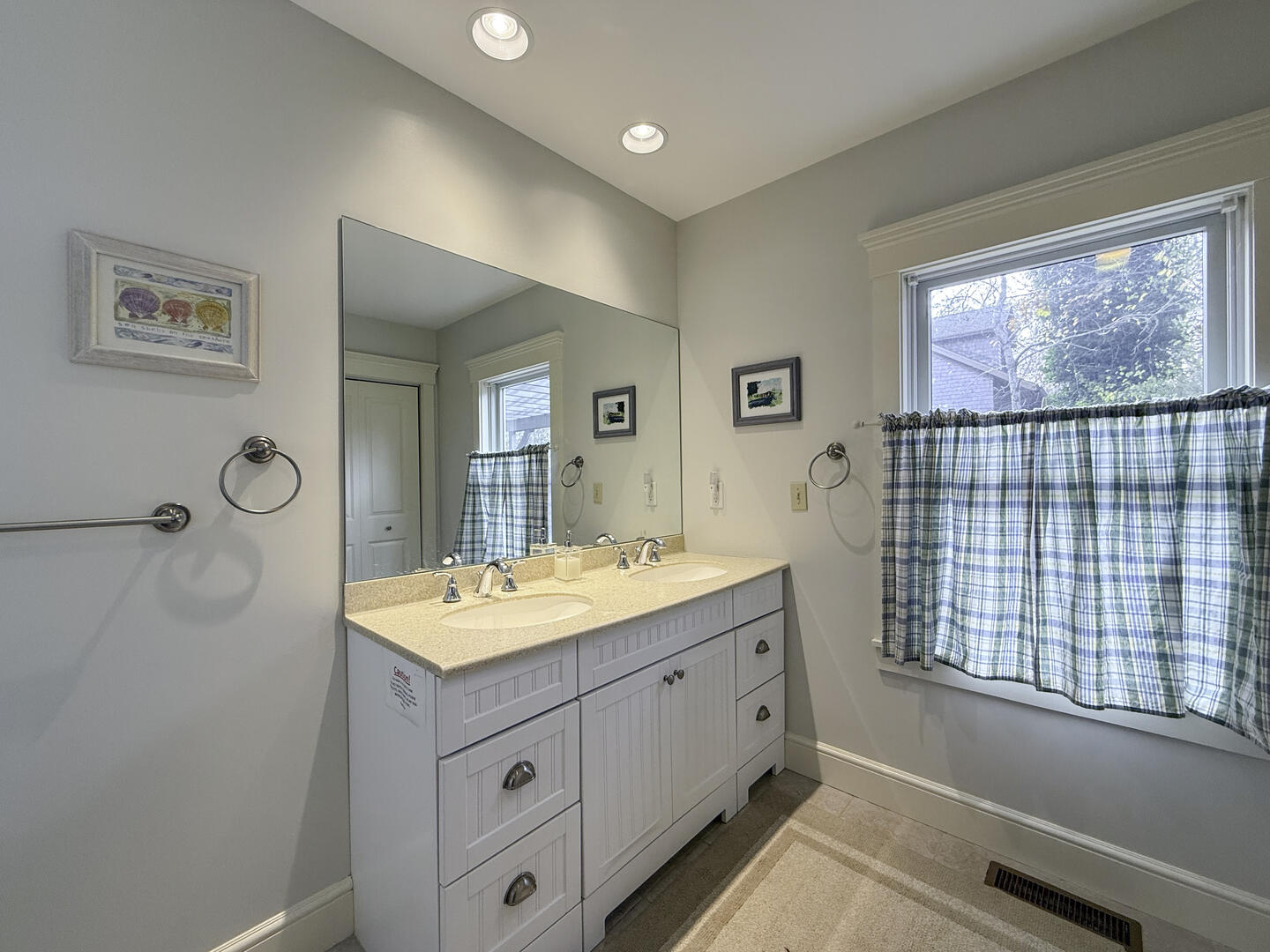 BR1 Queen En Suite with Shower Stall, First Floor