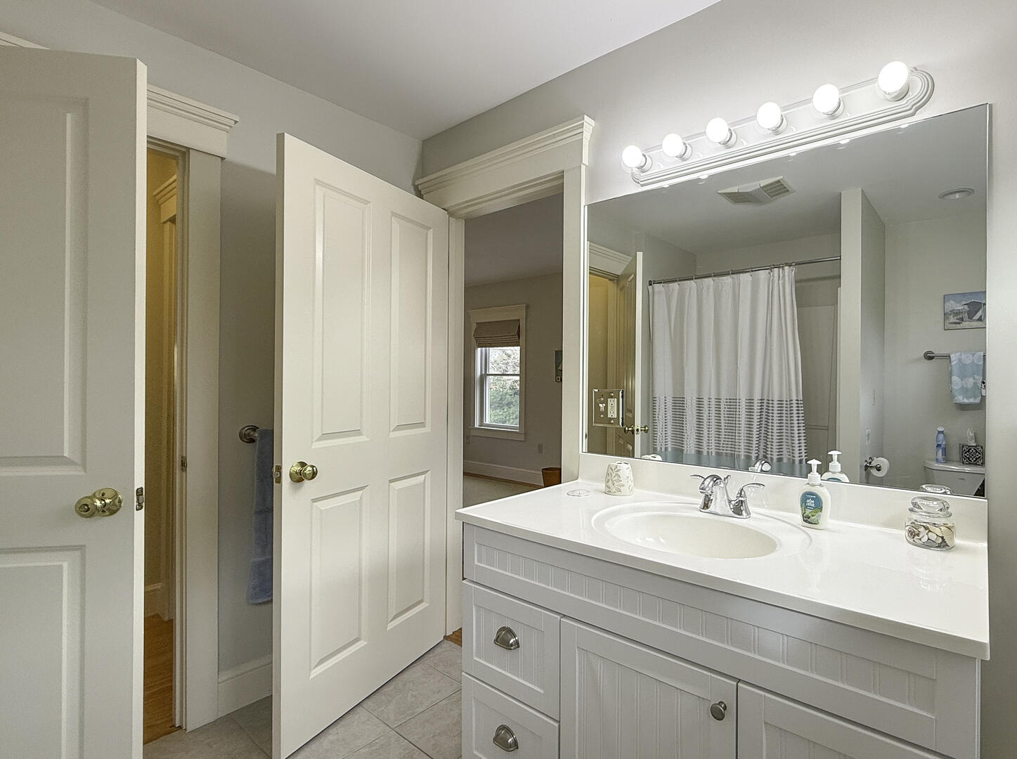 BR2 Adjoining Hall Bath with Shower Tub Combo, Second Floor