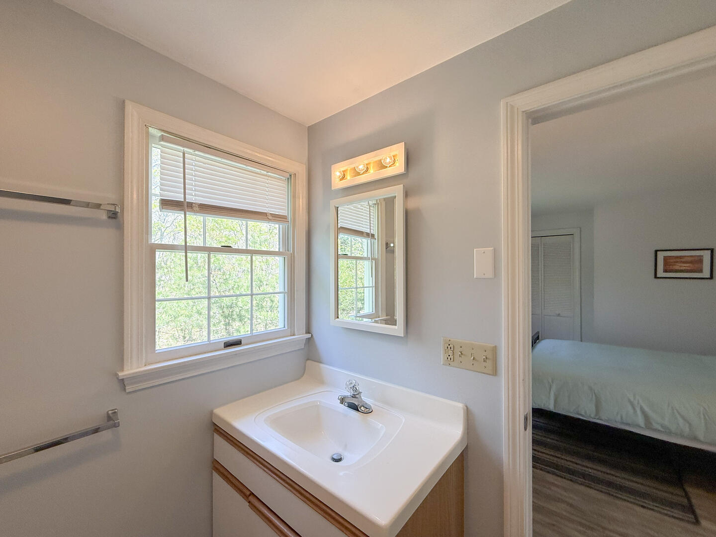 BR5 Queen En Suite with Shower Tub Combo, Garage Apartment