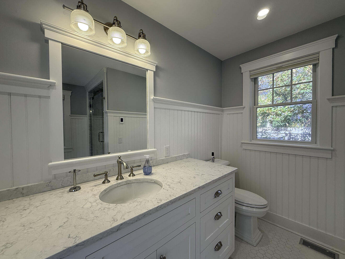 BR1 King En Suite with Shower Stall, First Floor