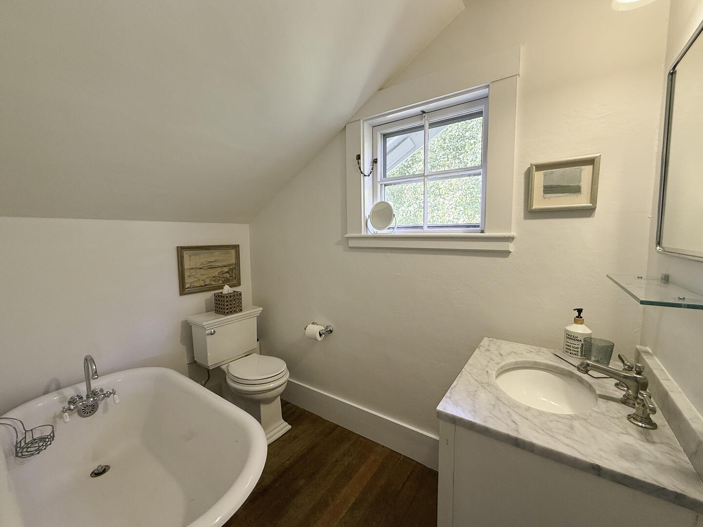 BR3 Queen En Suite with Tub Only, Second Floor