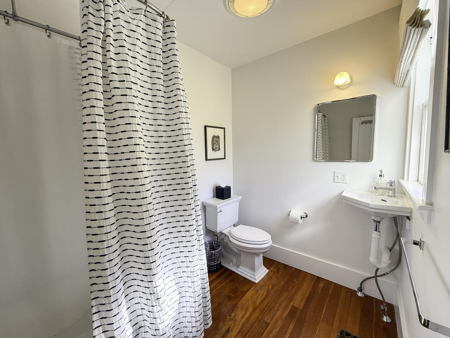 BR1 Double En Suite with Shower Tub Combo, First Floor