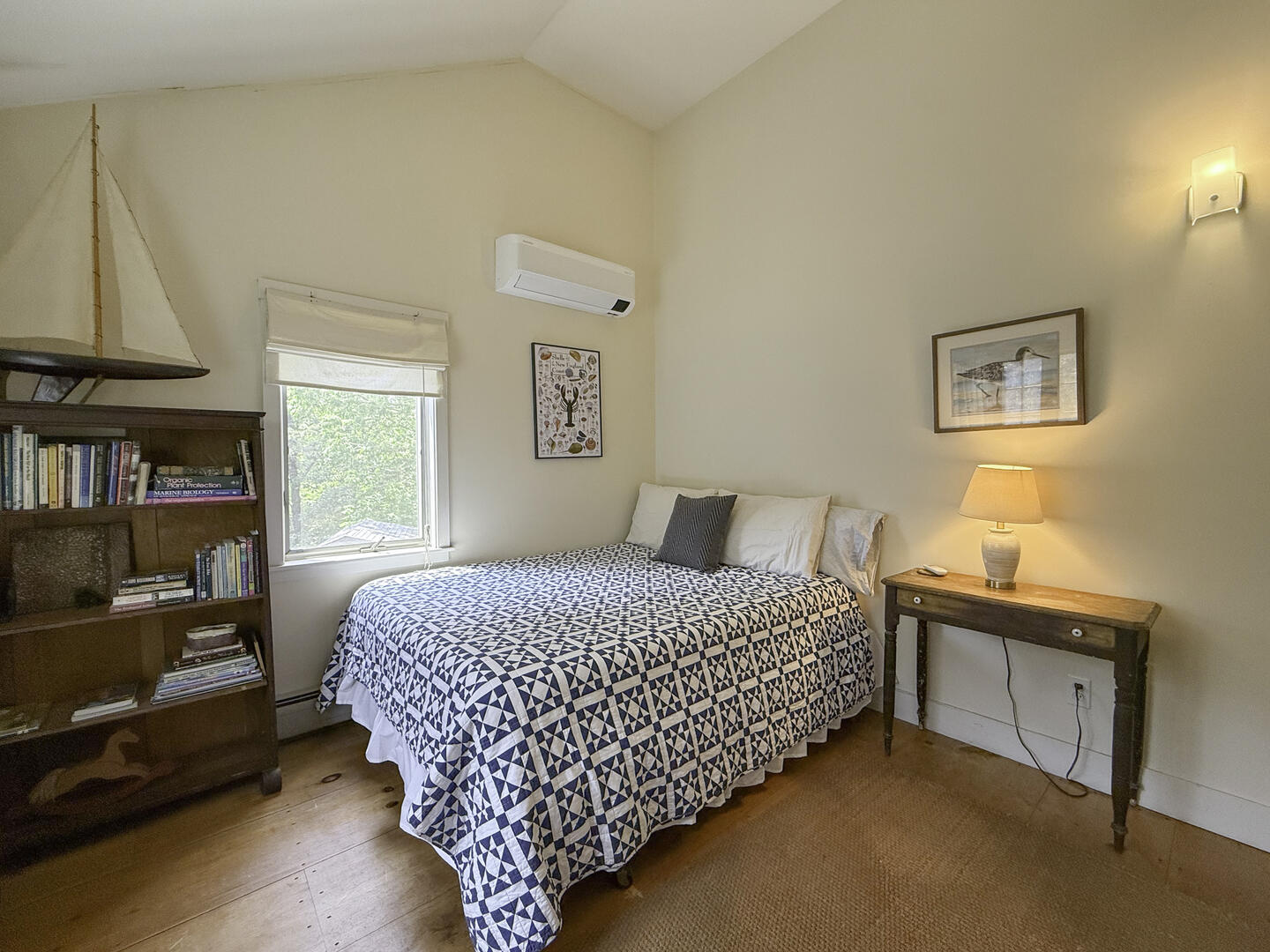 BR2 Queen, Second Floor