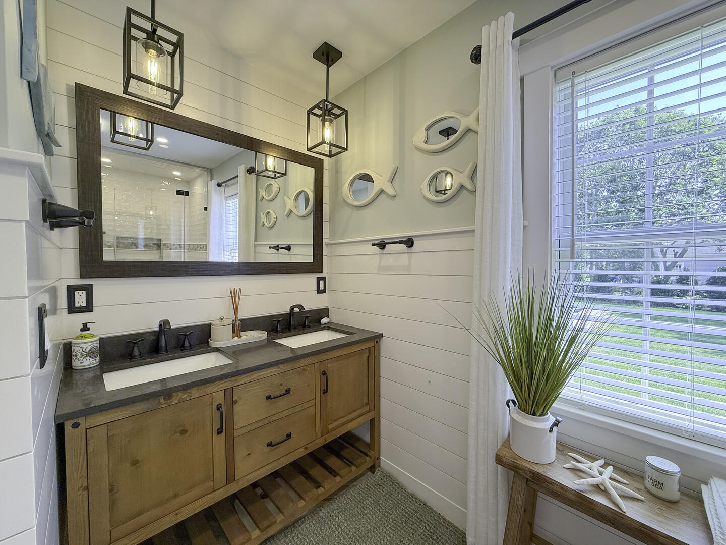 BR1 King En Suite with Shower Stall, First Floor