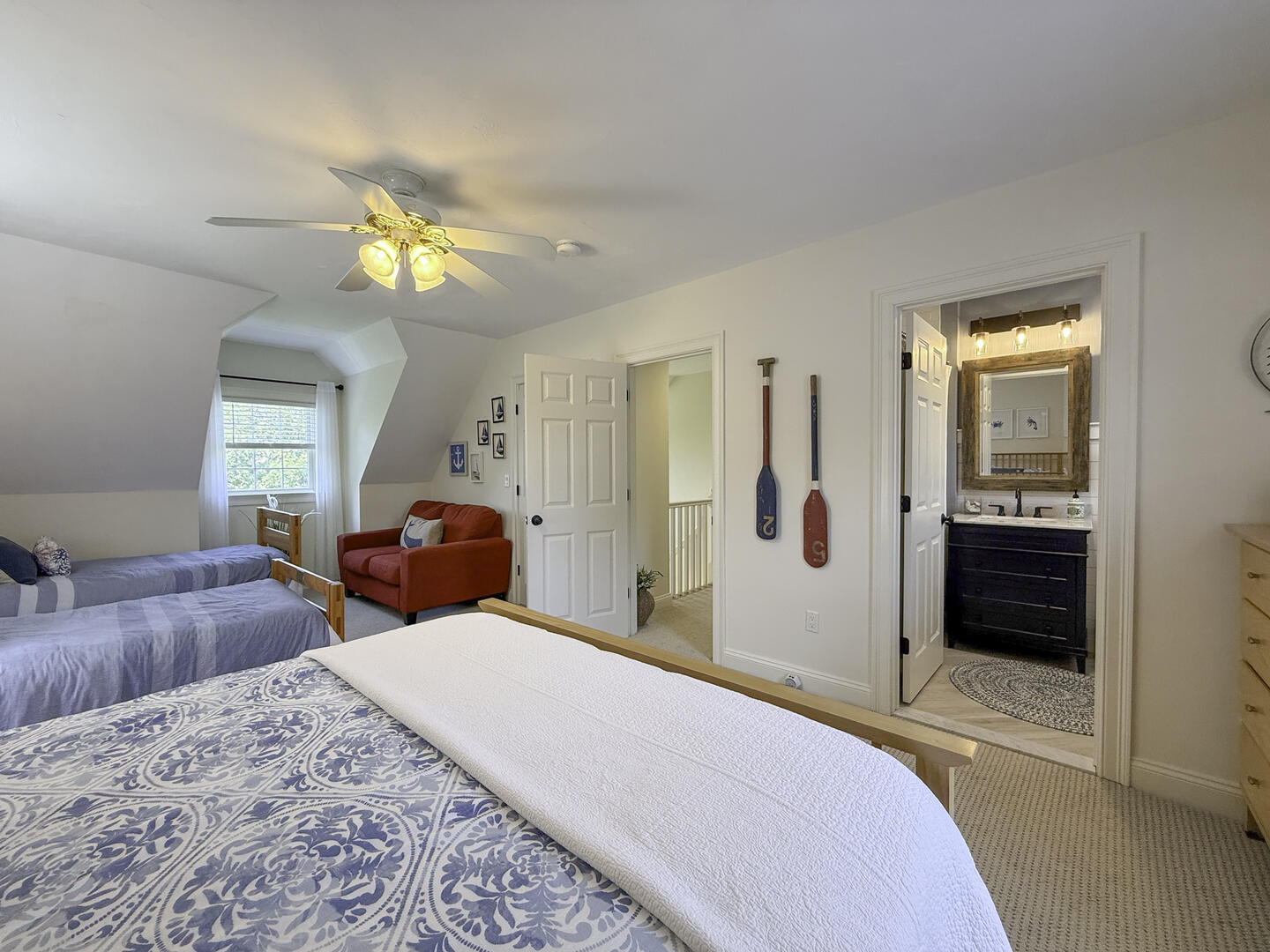 BR3 Queen and (2) Twin Beds with En Suite, Second Floor