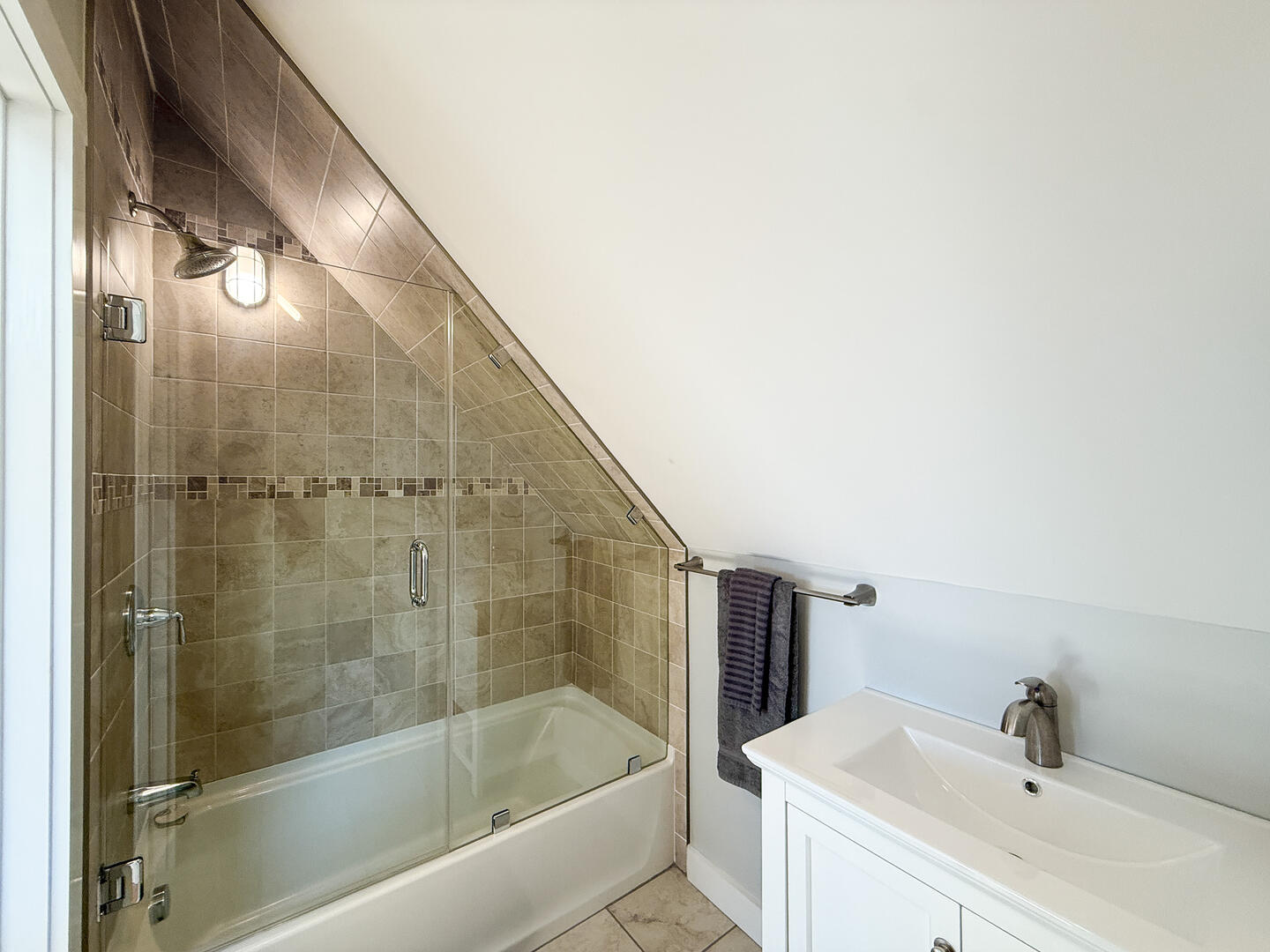 BR1 Queen Ensuite with a Shower Tub Combo, Second Floor