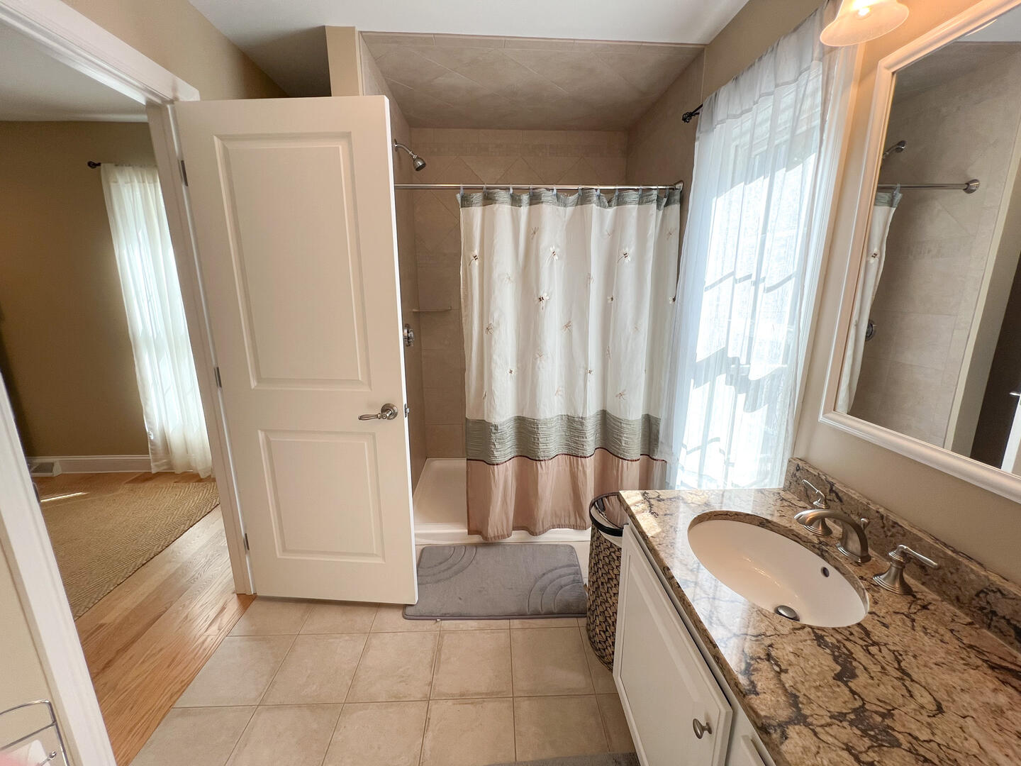 BR1 King En Suite with Tub Shower Combo, First Floor