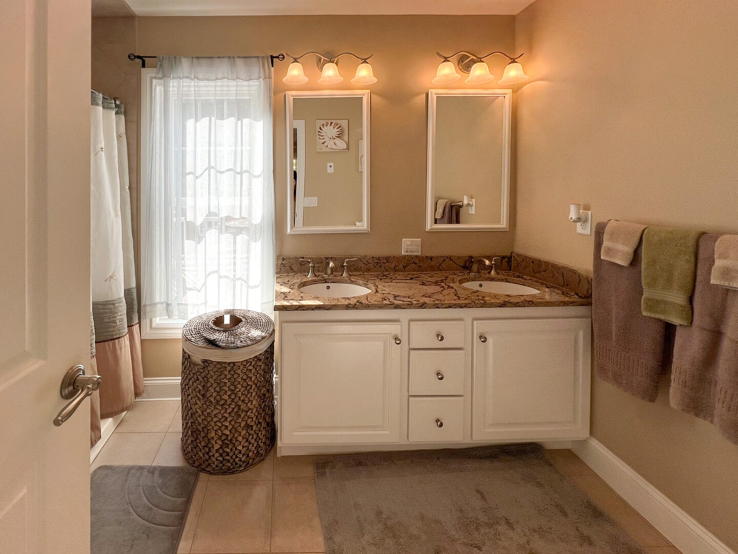 BR1 King En Suite with Tub Shower Combo, First Floor