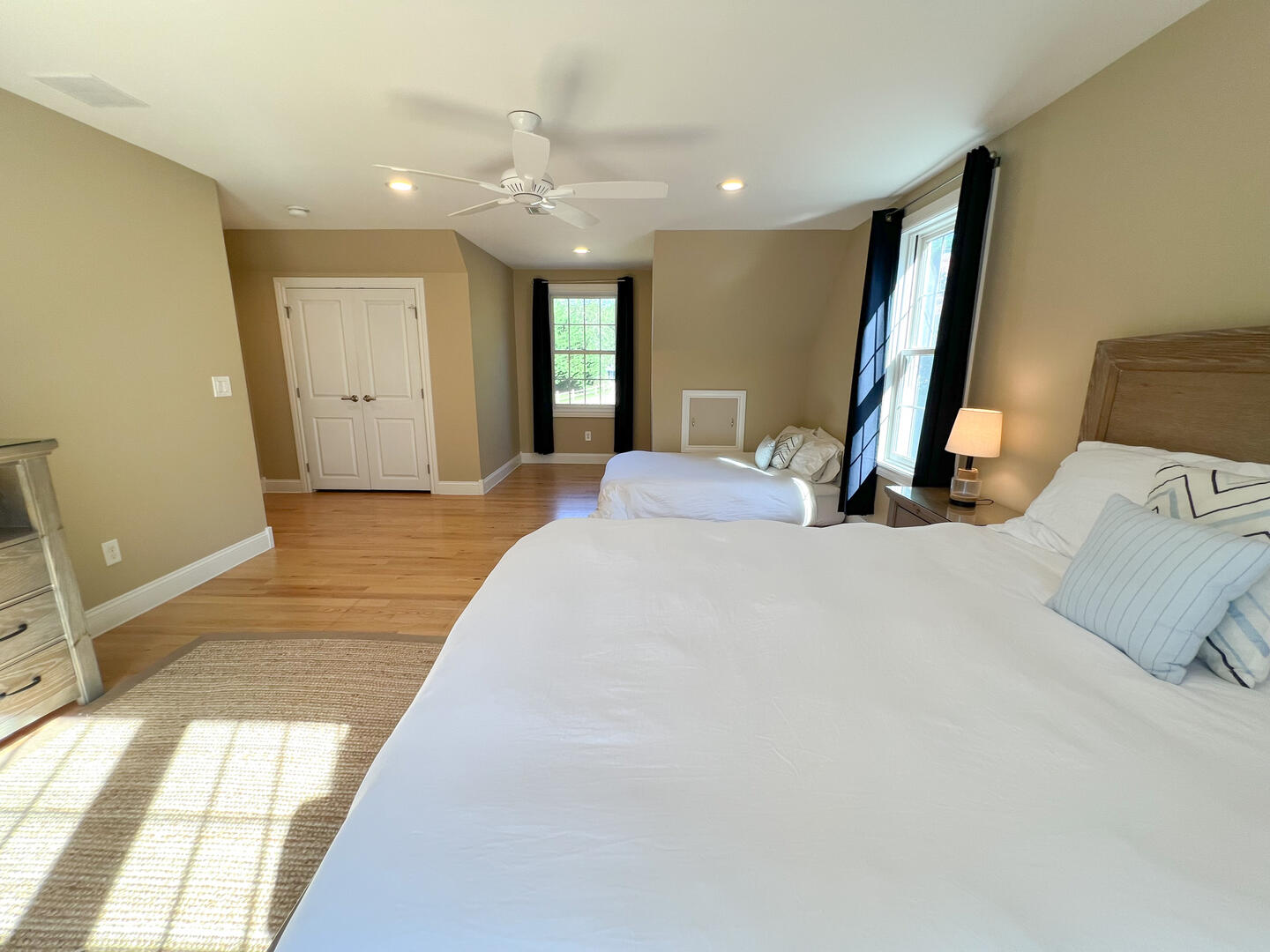 BR3 Queen, Second Floor