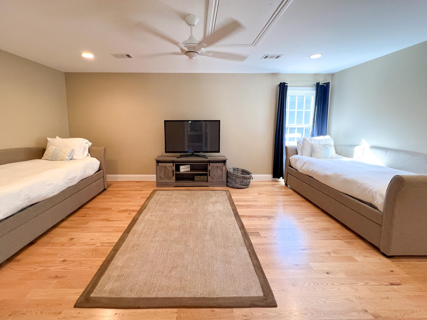 Sitting Area: (2) Daybeds with Trundles, Second Floor