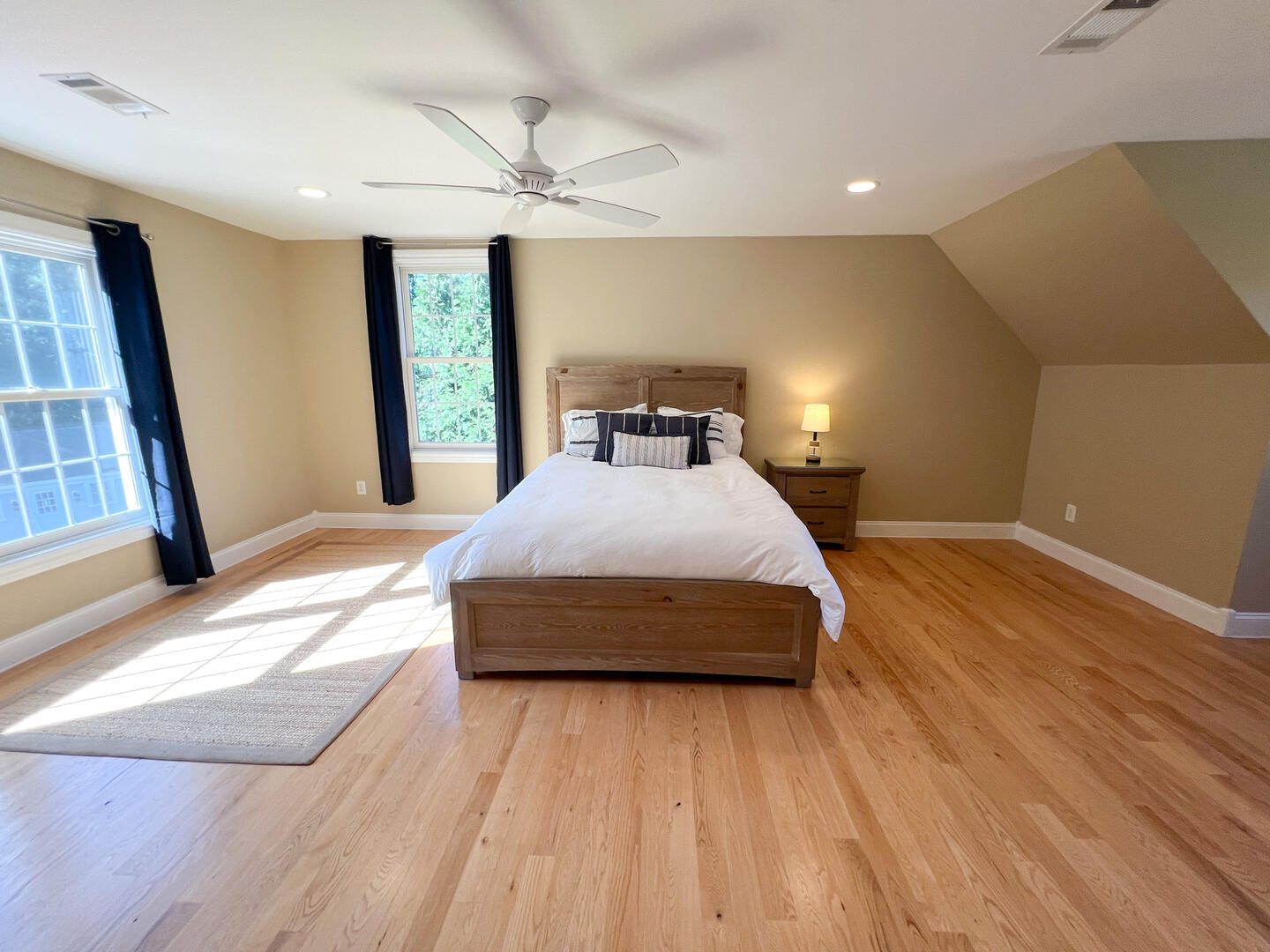 BR2 Queen, Second Floor