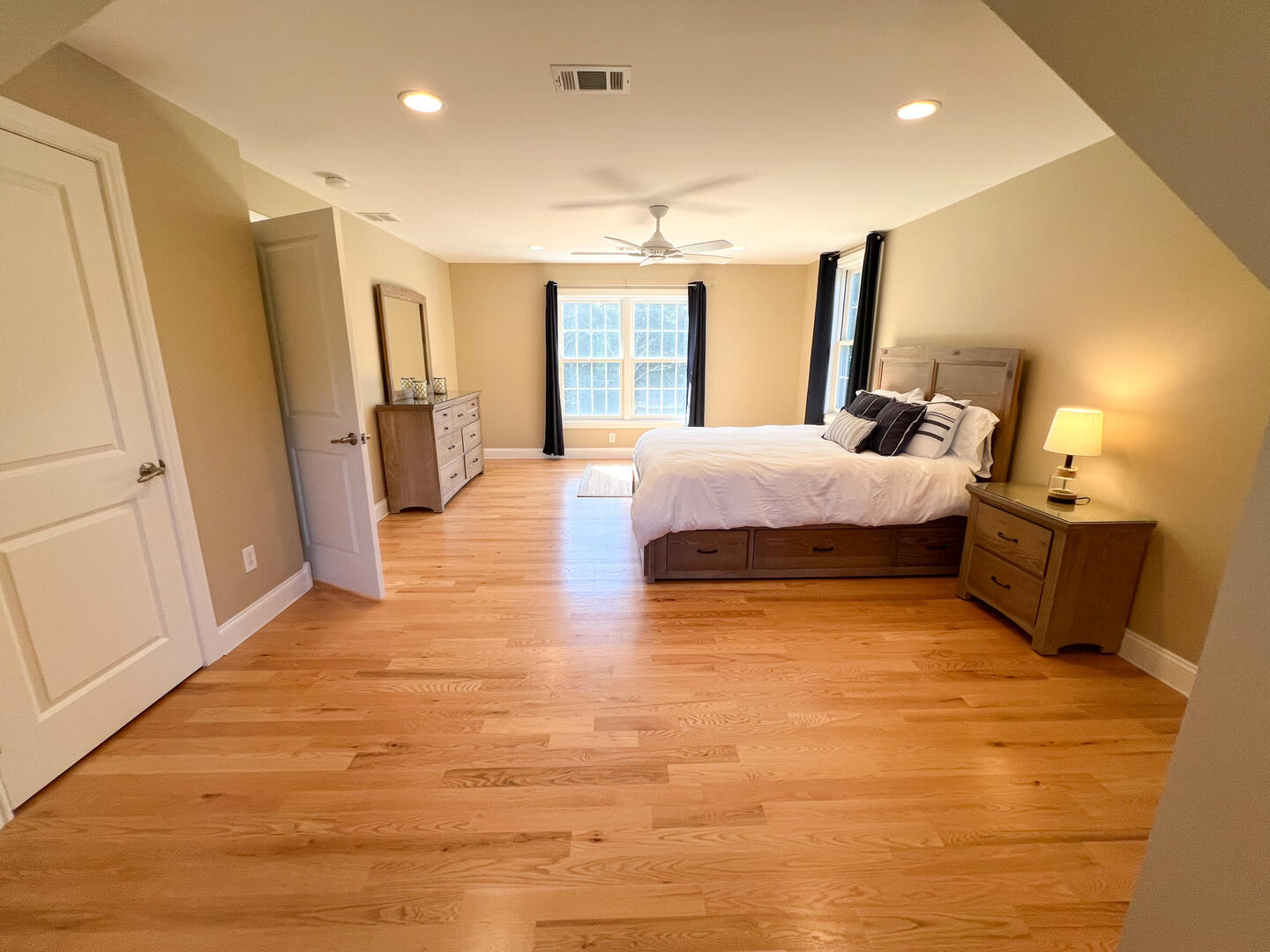 BR2 Queen, Second Floor
