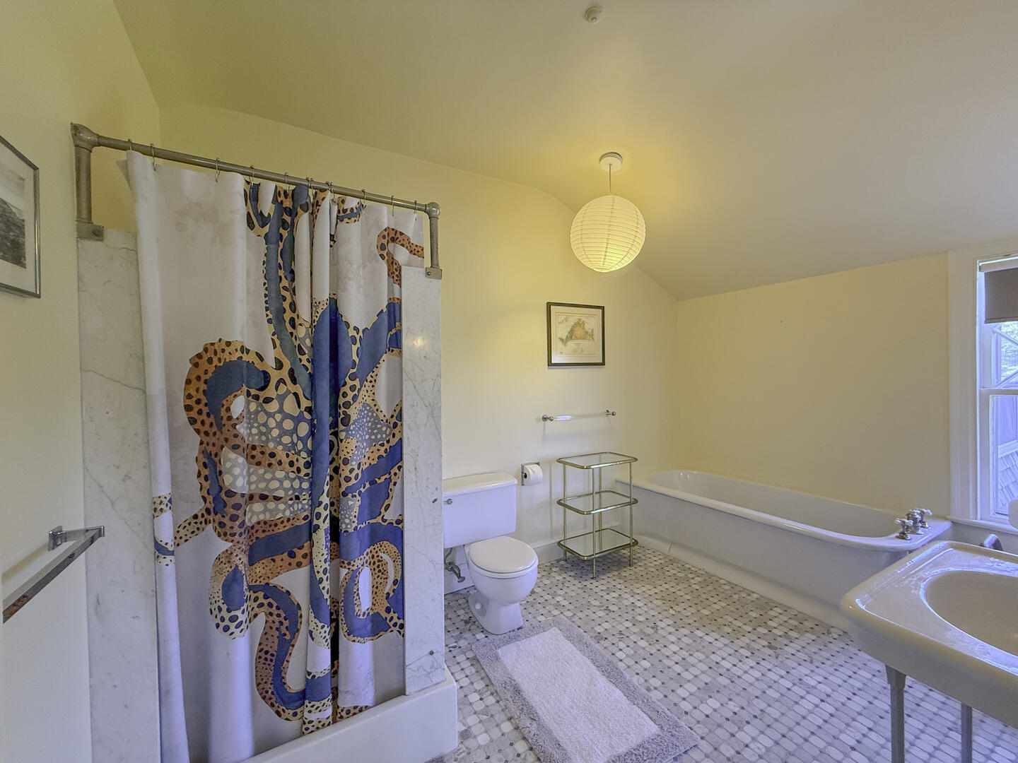 BR1 King En Suite with Shower Stall and Tub, Second Floor