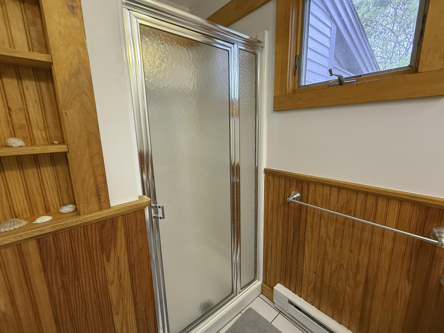 BR2 (2) Twin Beds En Suite with Shower Stall, First Floor